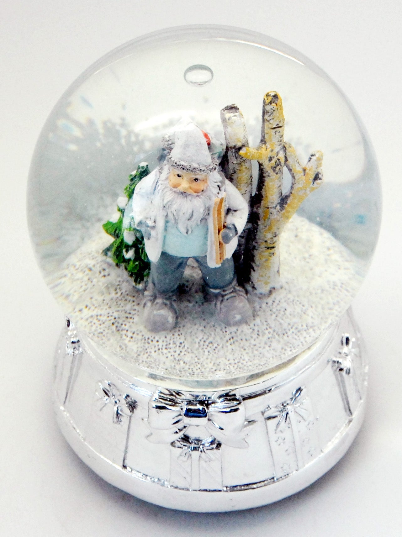 Edle Schneekugel Santa in Schneelandschaft mit Silber-Sockel Geschenkschleife und Spieluhr - Luftblase - Schneekugelhaus