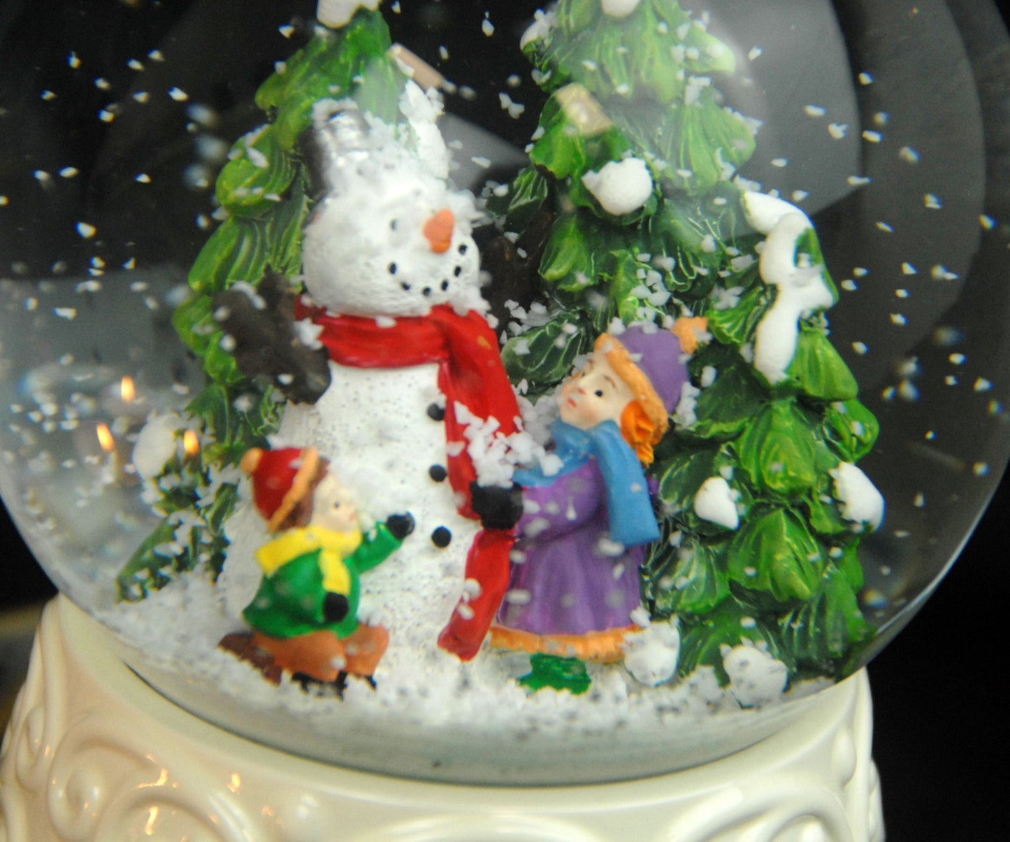 Edle Schneekugel Schneemann mit Kindern auf weißem Porzellansockel 100 mm Durchmesser mit Spieluhr - Schneekugelhaus