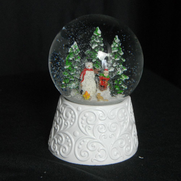 Edle Schneekugel Schneemann vor Lagerfeuer auf weißem Ornamentsockel 100 mm Durchmesser mit Spieluhr - Schneekugelhaus