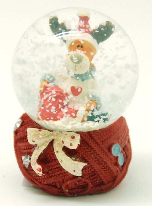 Mini-Schneekugel Weihnachtselch auf Strick-Sockel – mit Geschenkesack - Schneekugelhaus