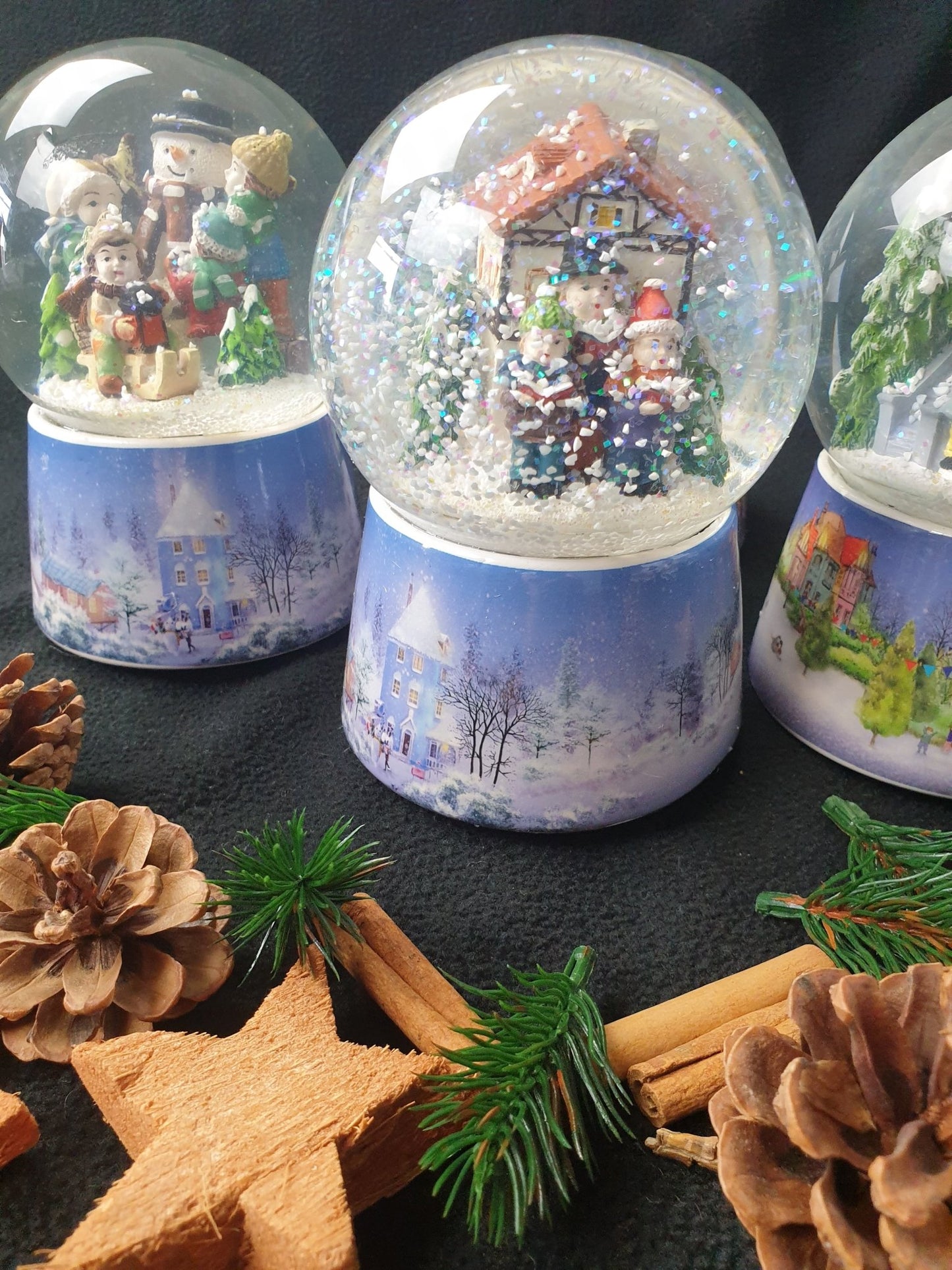 Nostalgie-Schneekugel Adventssinger in Winterlandschaft mit Musikspieluhr Stille Nacht - Heilige Nacht - Schneekugelhaus