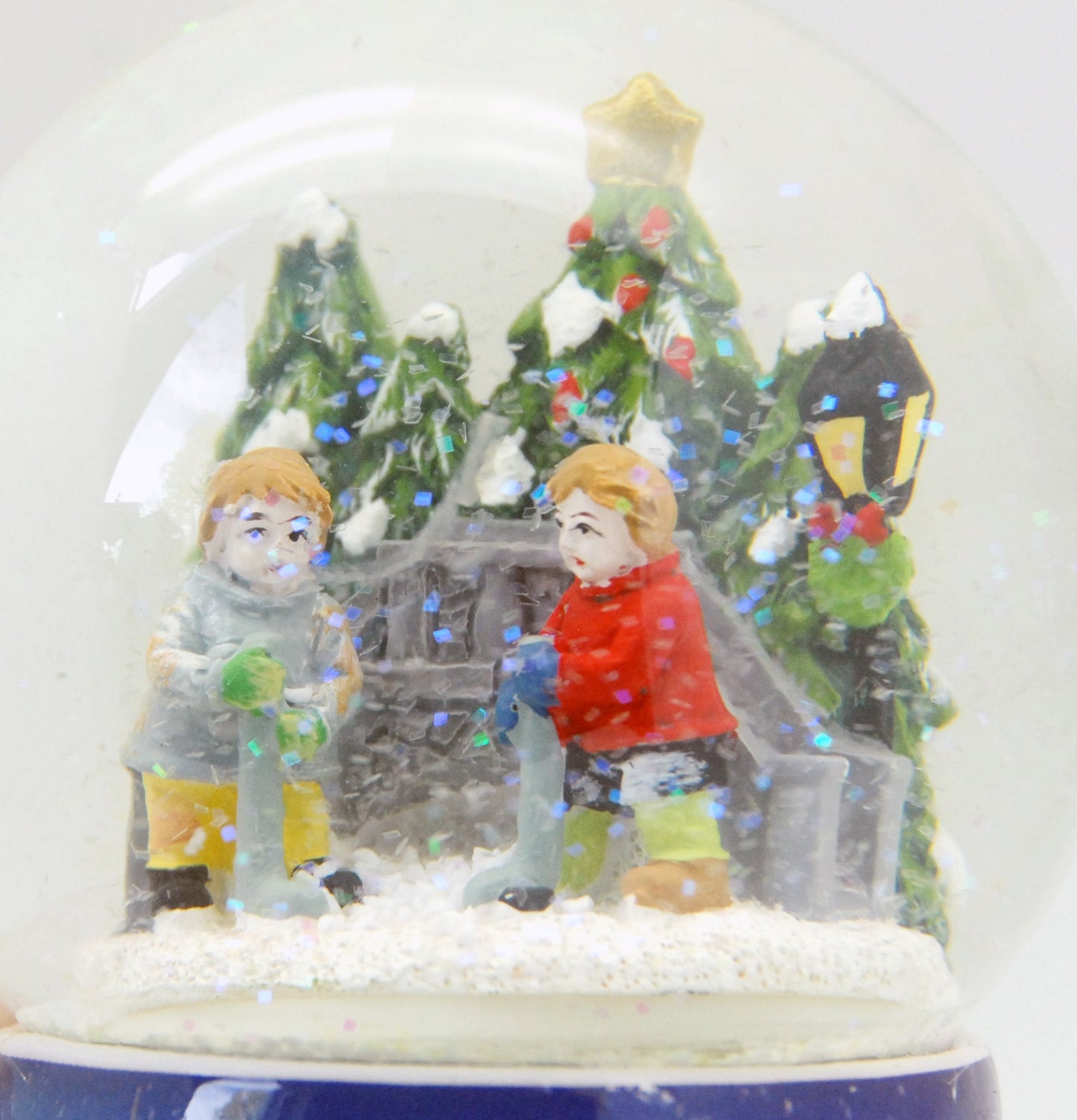 Nostalgie-Schneekugel Eishockeyspieler mit Musikspieluhr Winter Wonderland - Luftblase - Schneekugelhaus