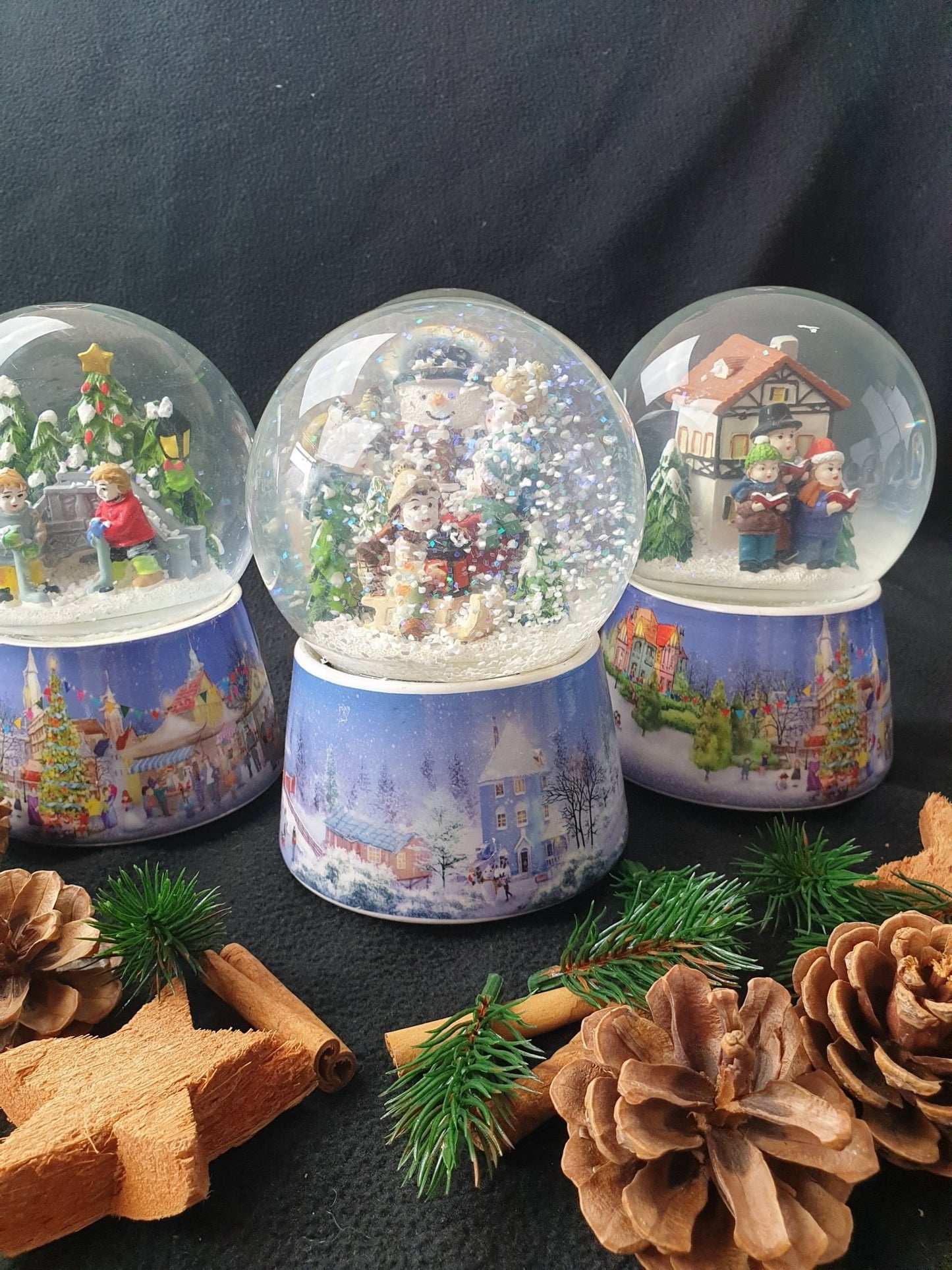 Nostalgie-Schneekugel Schneemann bauen mit Musikspieluhr White Christmas - Schneekugelhaus