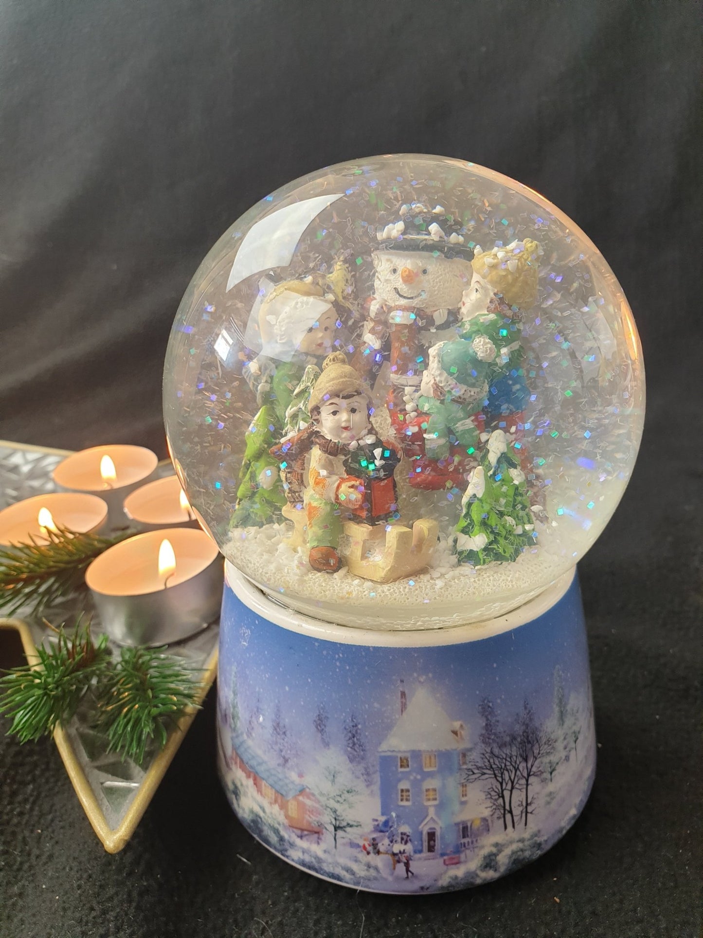 Nostalgie-Schneekugel Schneemann bauen mit Musikspieluhr White Christmas - Schneekugelhaus