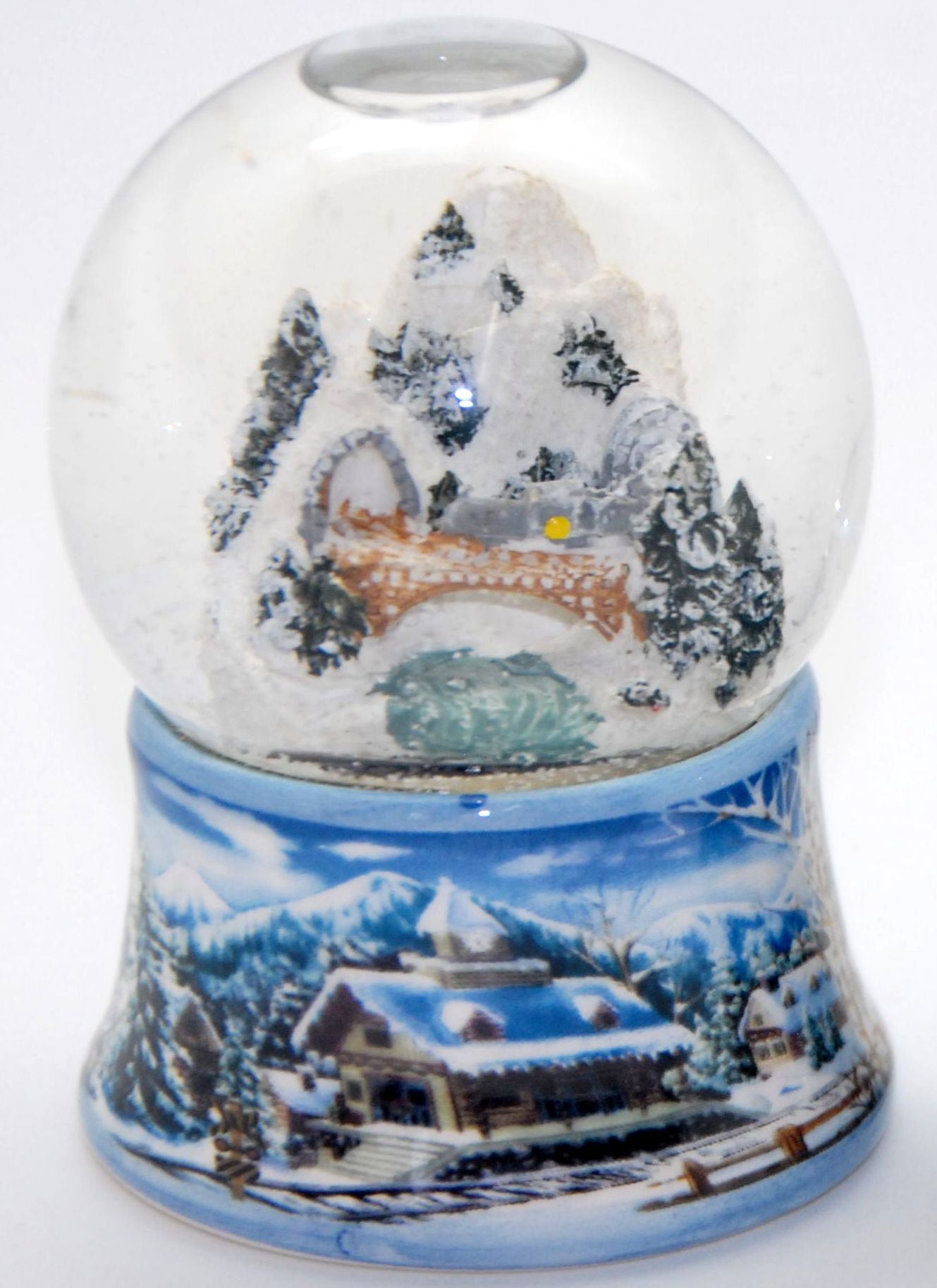 Nostalgische Schneekugel Winterlandschaft mit Brücke 65mm - Luftblase - Schneekugelhaus