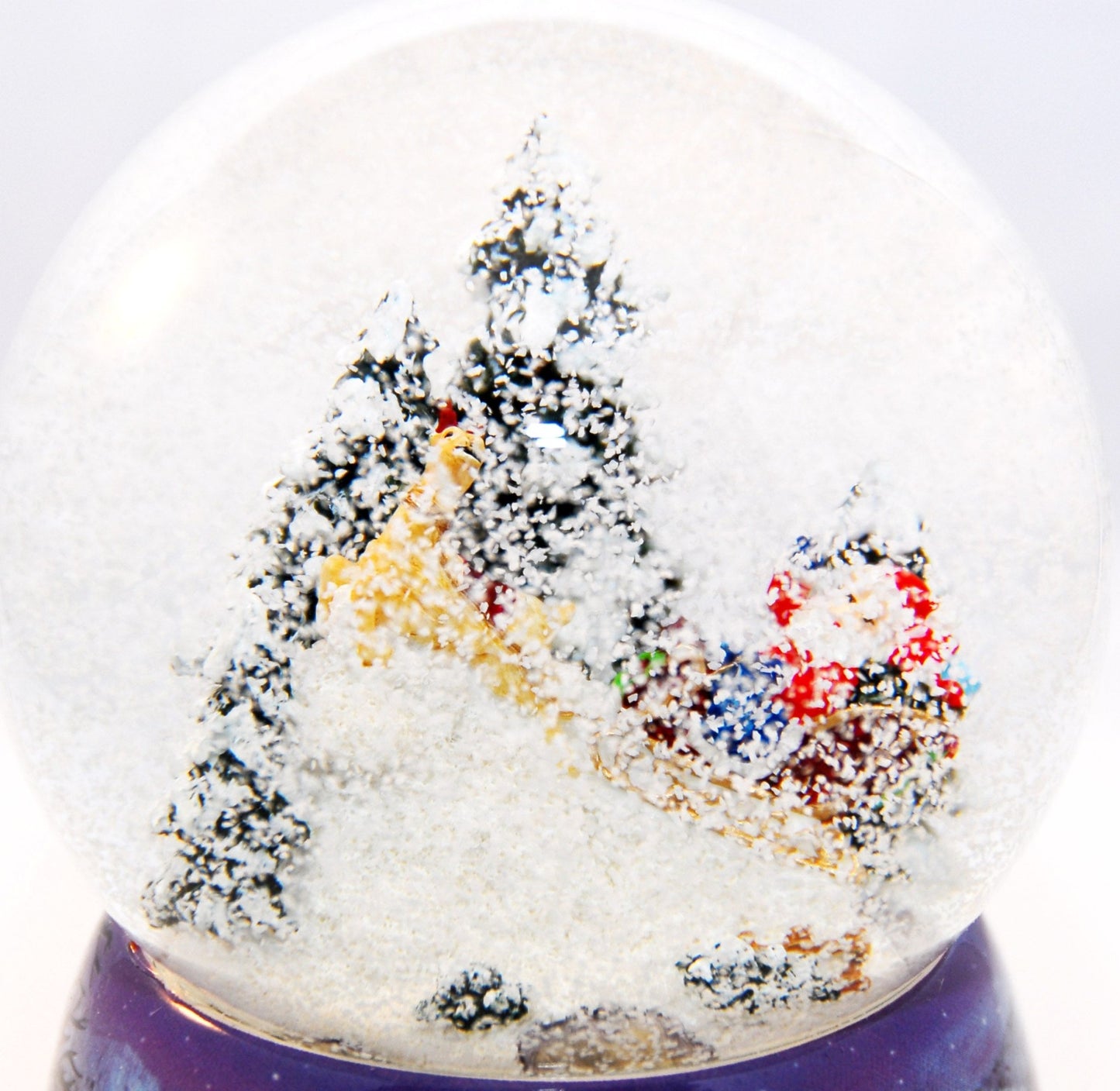 Santa bringt Geschenke mit Spieluhr - Schneekugelhaus