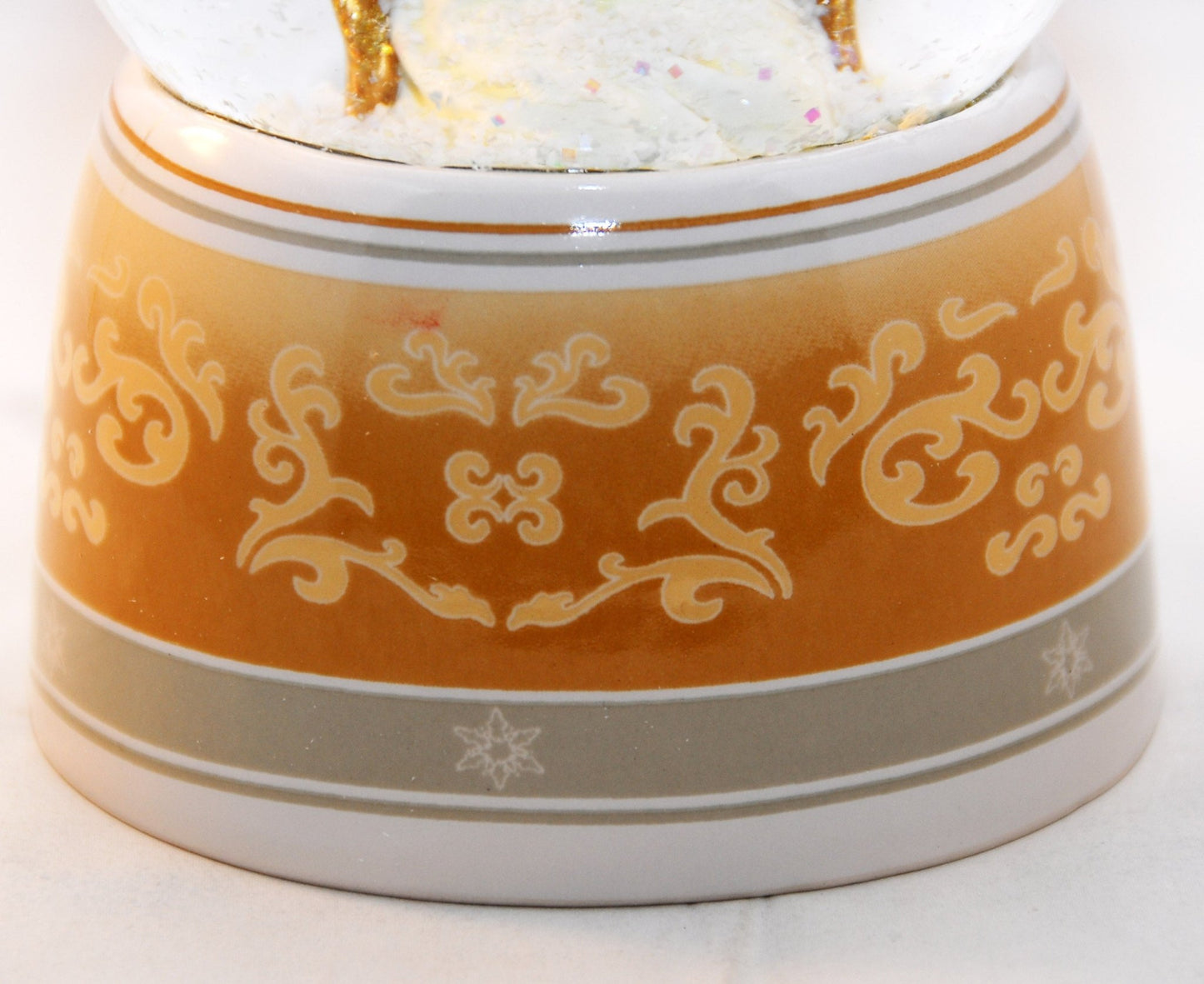 Schneekugel Engel beige/weiß mit Schale mit Spieluhr - Schneekugelhaus