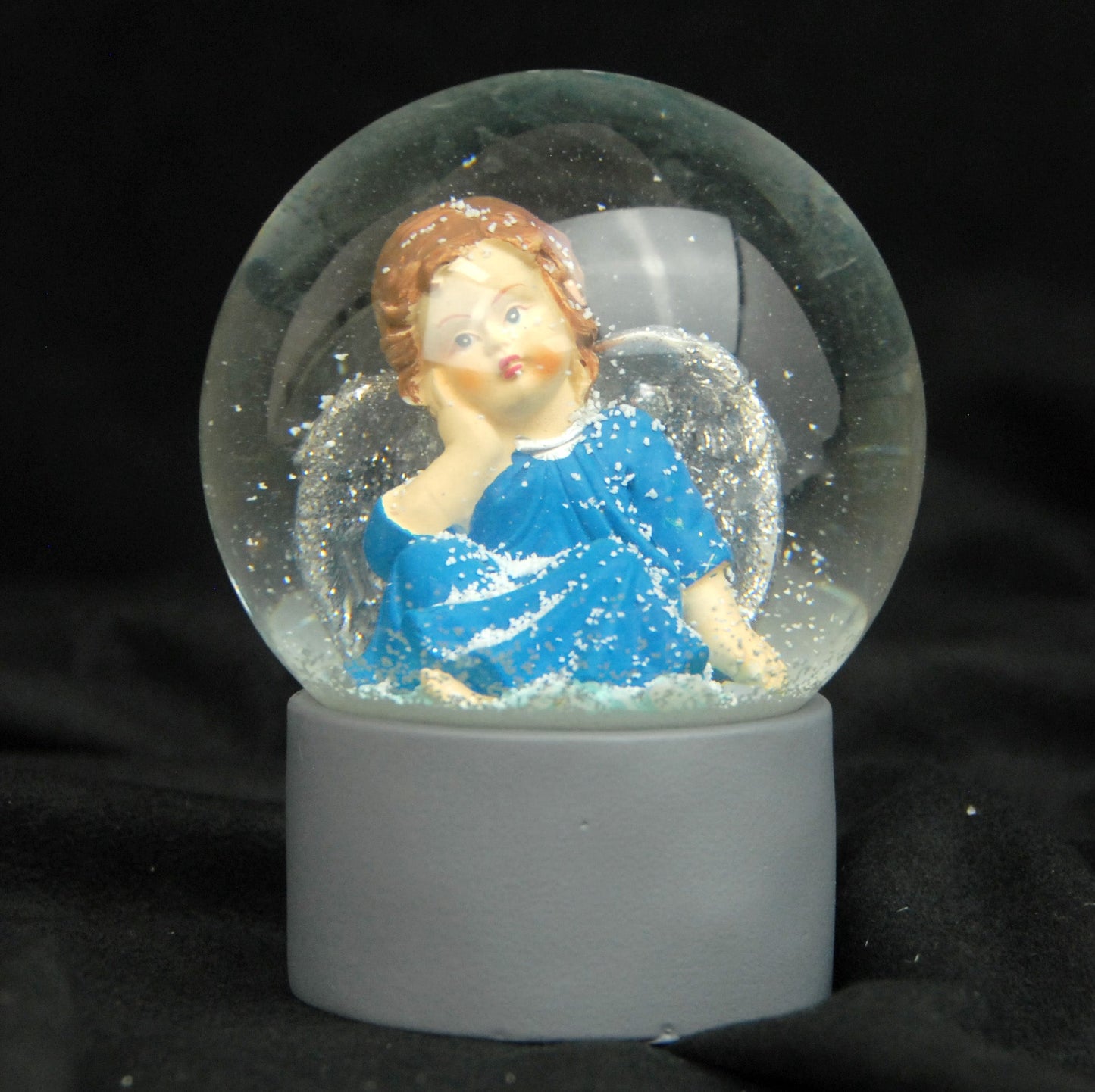 Schneekugel Engel blau auf Sockel grau rund "PURE-Line" 10 cm Durchmesser - Schneekugelhaus