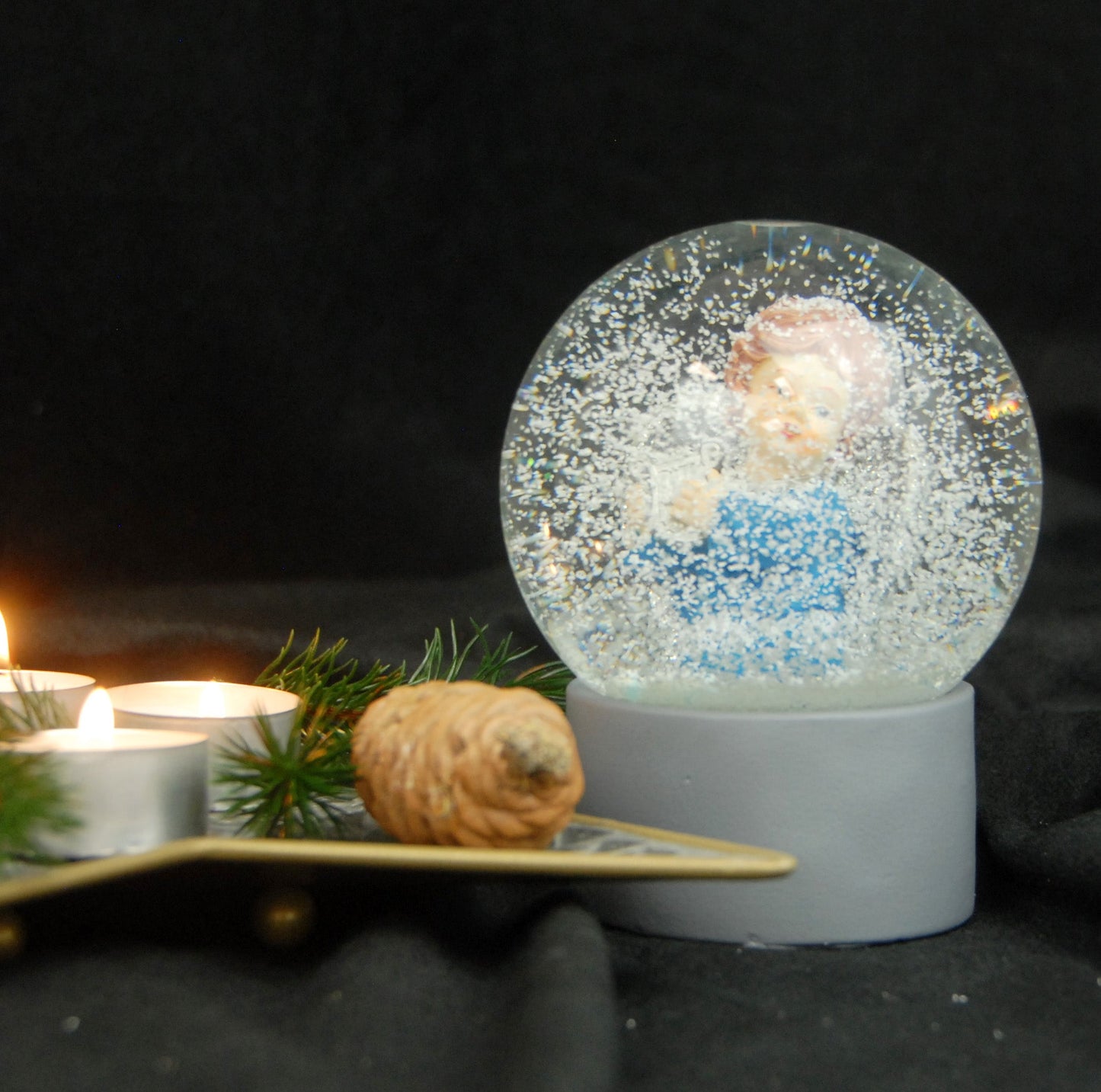 Schneekugel Engel blau mit Harfe auf Sockel grau rund "PURE-Line" 10 cm Durchmesser - Schneekugelhaus