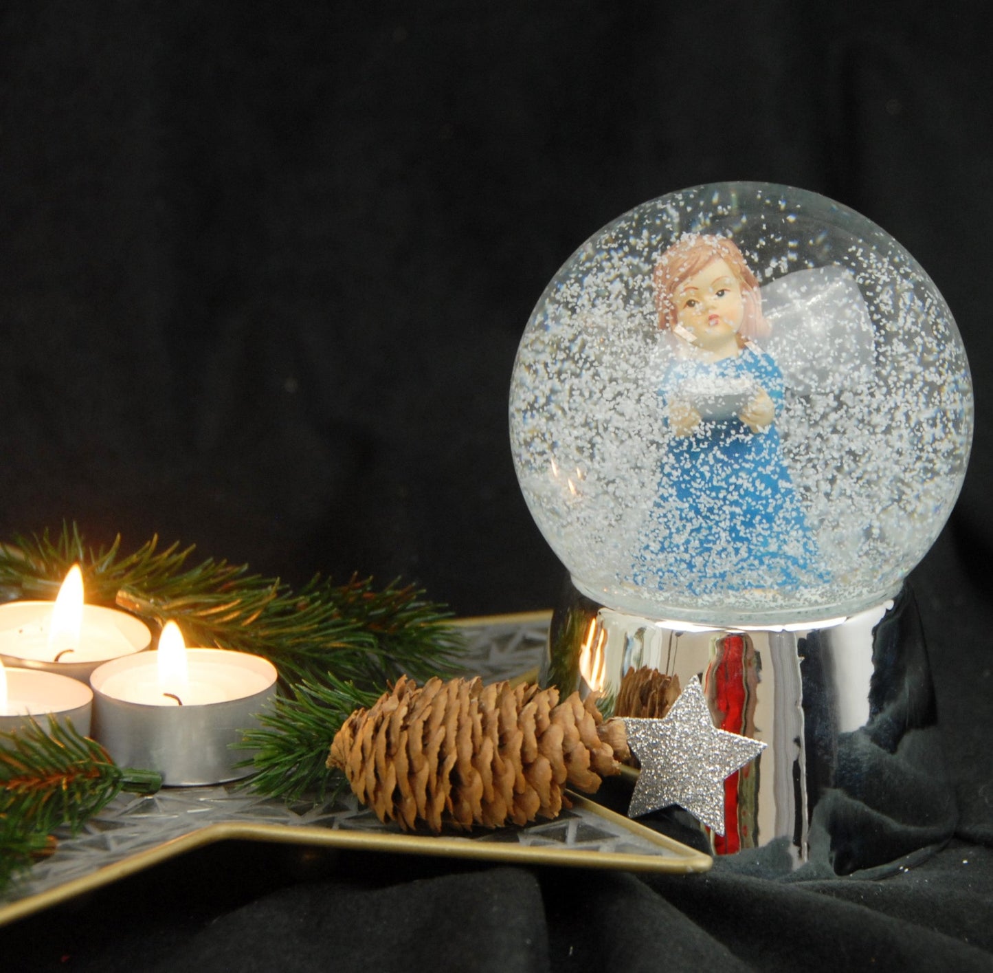 Schneekugel Engel blau mit Schale auf Sockel Silber mit Sternen mit Spieluhr - Schneekugelhaus