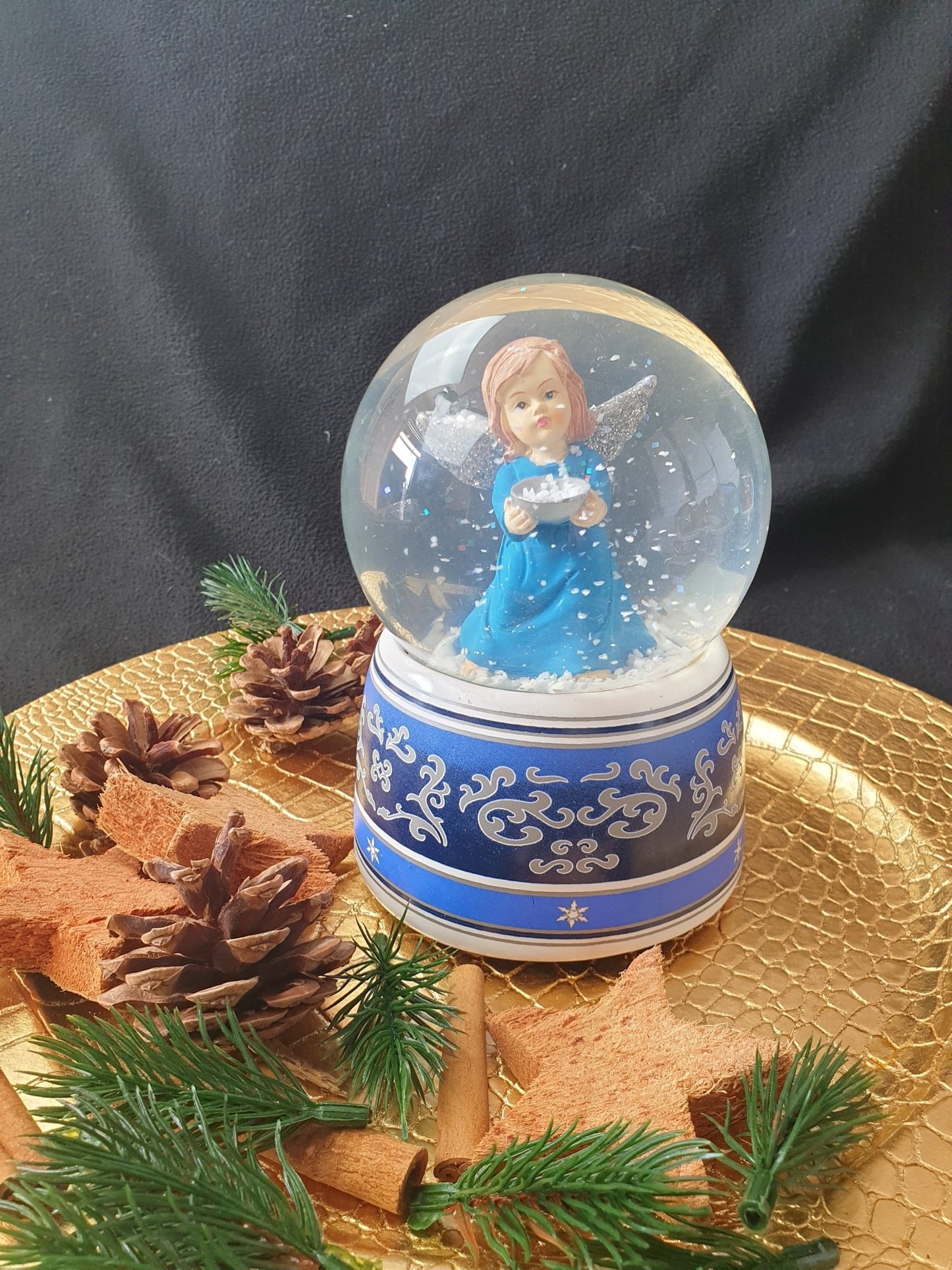 Schneekugel Engel blau mit Schale mit Spieluhr - Schneekugelhaus