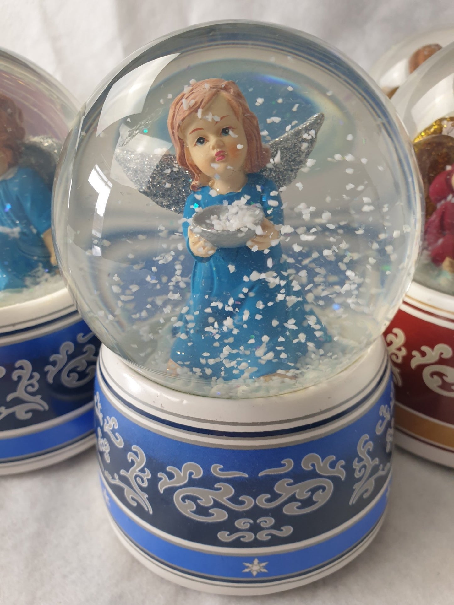 Schneekugel Engel blau mit Schale mit Spieluhr - Schneekugelhaus