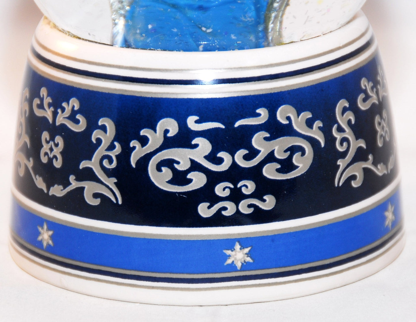 Schneekugel Engel blau mit Schale mit Spieluhr - Schneekugelhaus