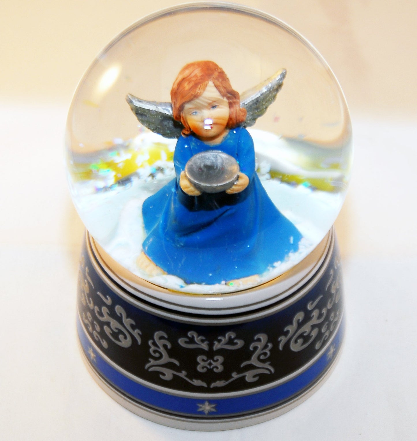 Schneekugel Engel blau mit Schale mit Spieluhr - Schneekugelhaus