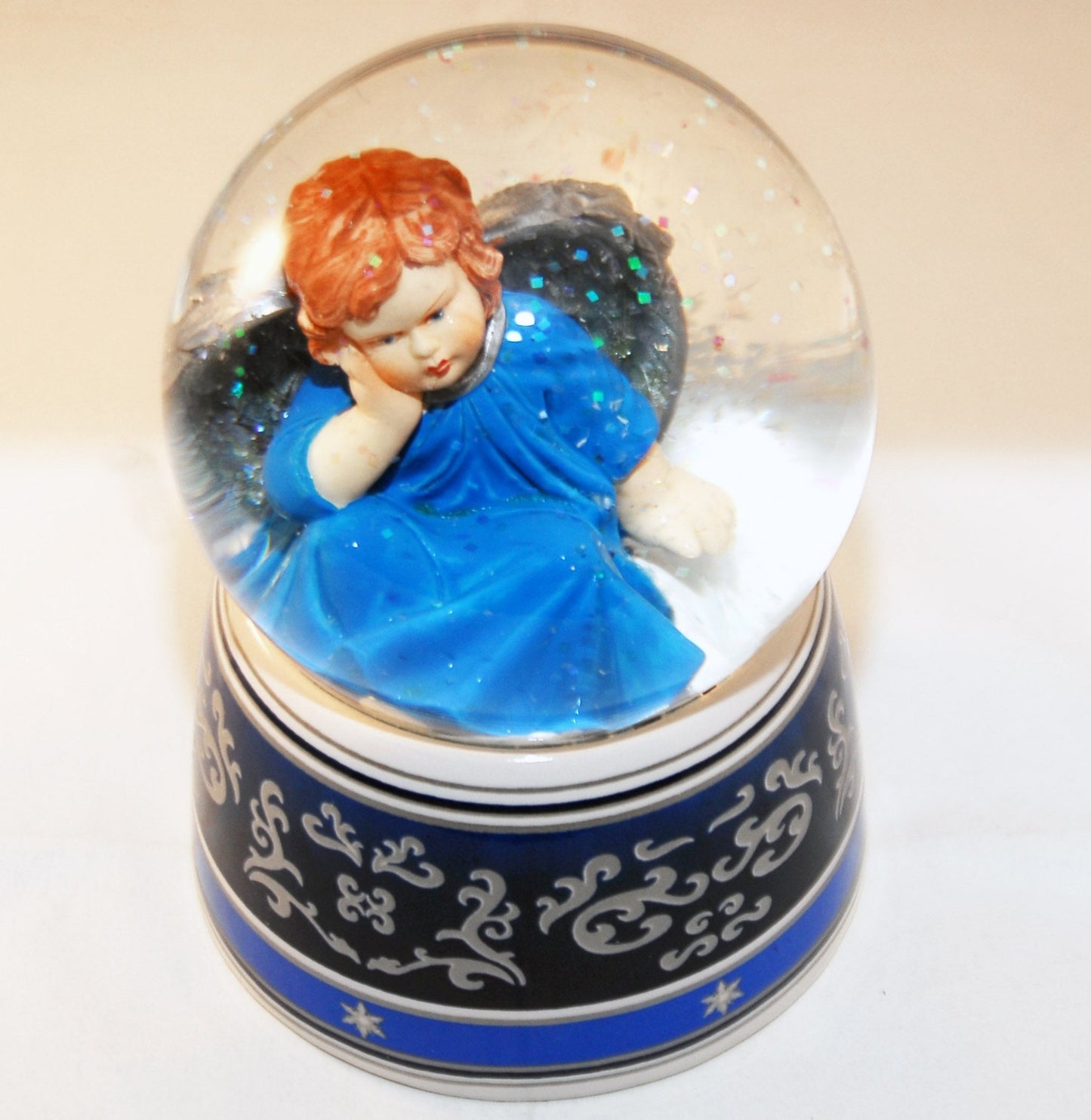 Schneekugel Engel blau mit Spieluhr Ode an die Freude - Schneekugelhaus