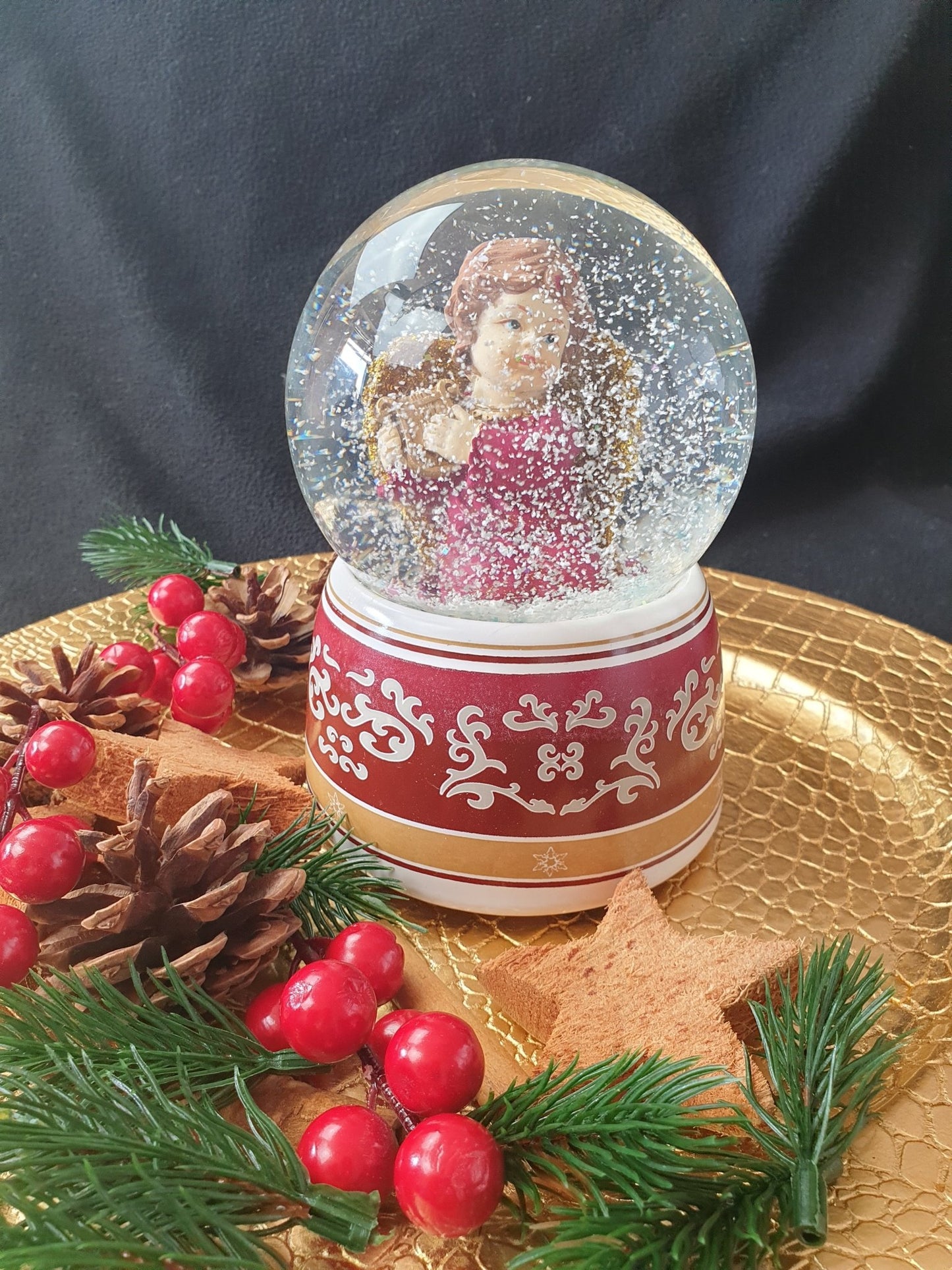 Schneekugel Engel rot mit Harfe mit Spieluhr - Schneekugelhaus