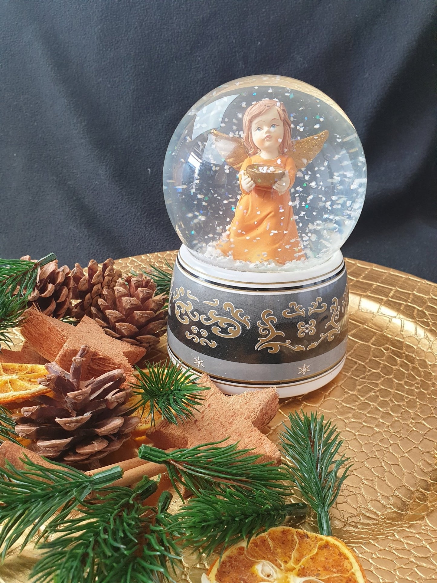 Schneekugel Engel terrakotta/schwarz mit Schale und Spieluhr - Schneekugelhaus