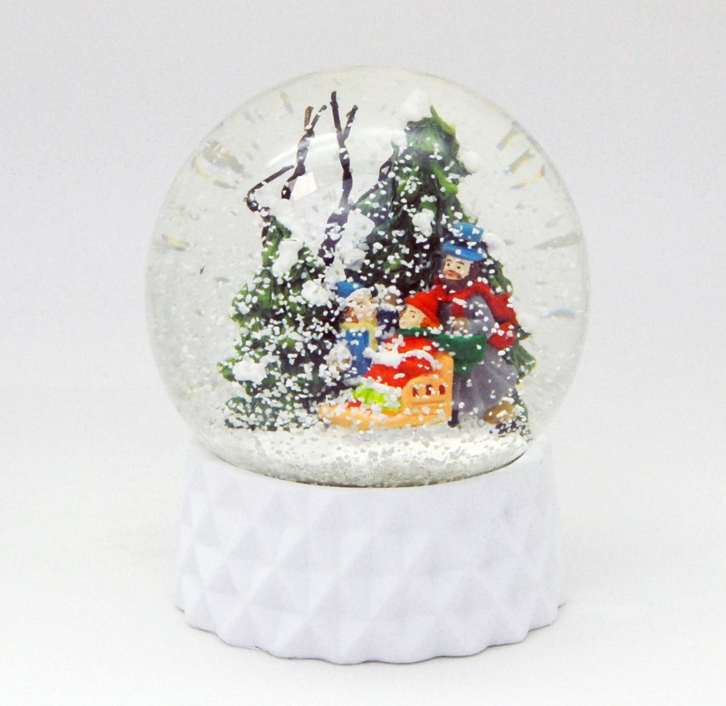 Schneekugel Familie im Winterwald auf Sockel weiß kubisch "PURE-Line" 10 cm Durchmesser - Schneekugelhaus