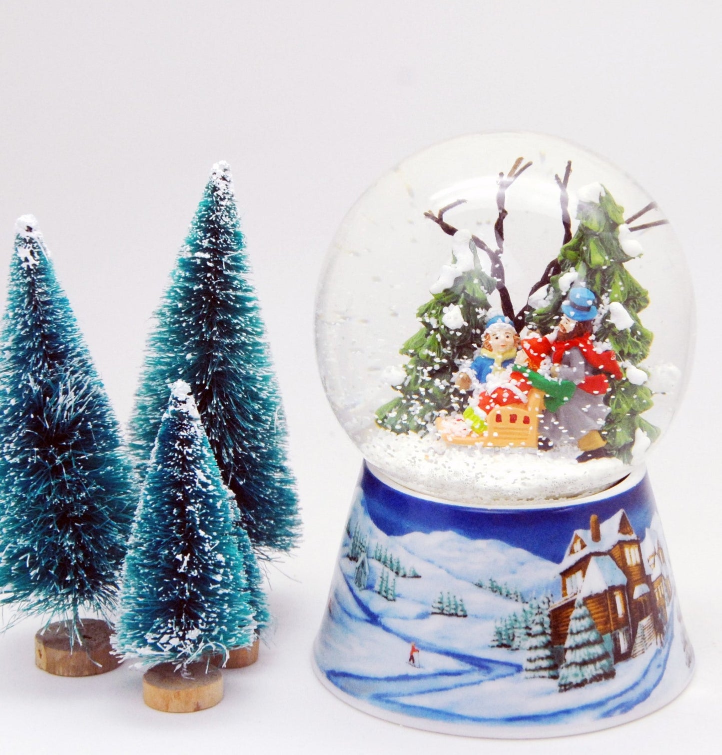 Schneekugel Familienspaziergang Winterwald auf Sockel Winterlandschaft mittelblau mit Spieluhr 10 cm Durchmesser - Schneekugelhaus