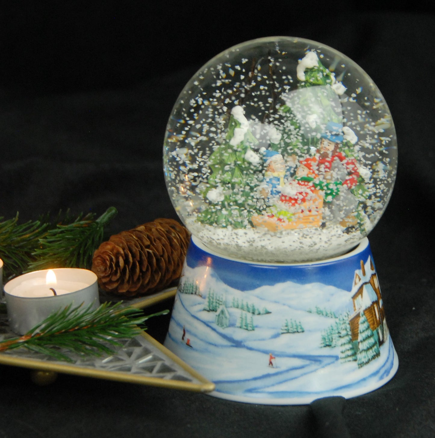 Schneekugel Familienspaziergang Winterwald auf Sockel Winterlandschaft mittelblau mit Spieluhr 10 cm Durchmesser - Schneekugelhaus