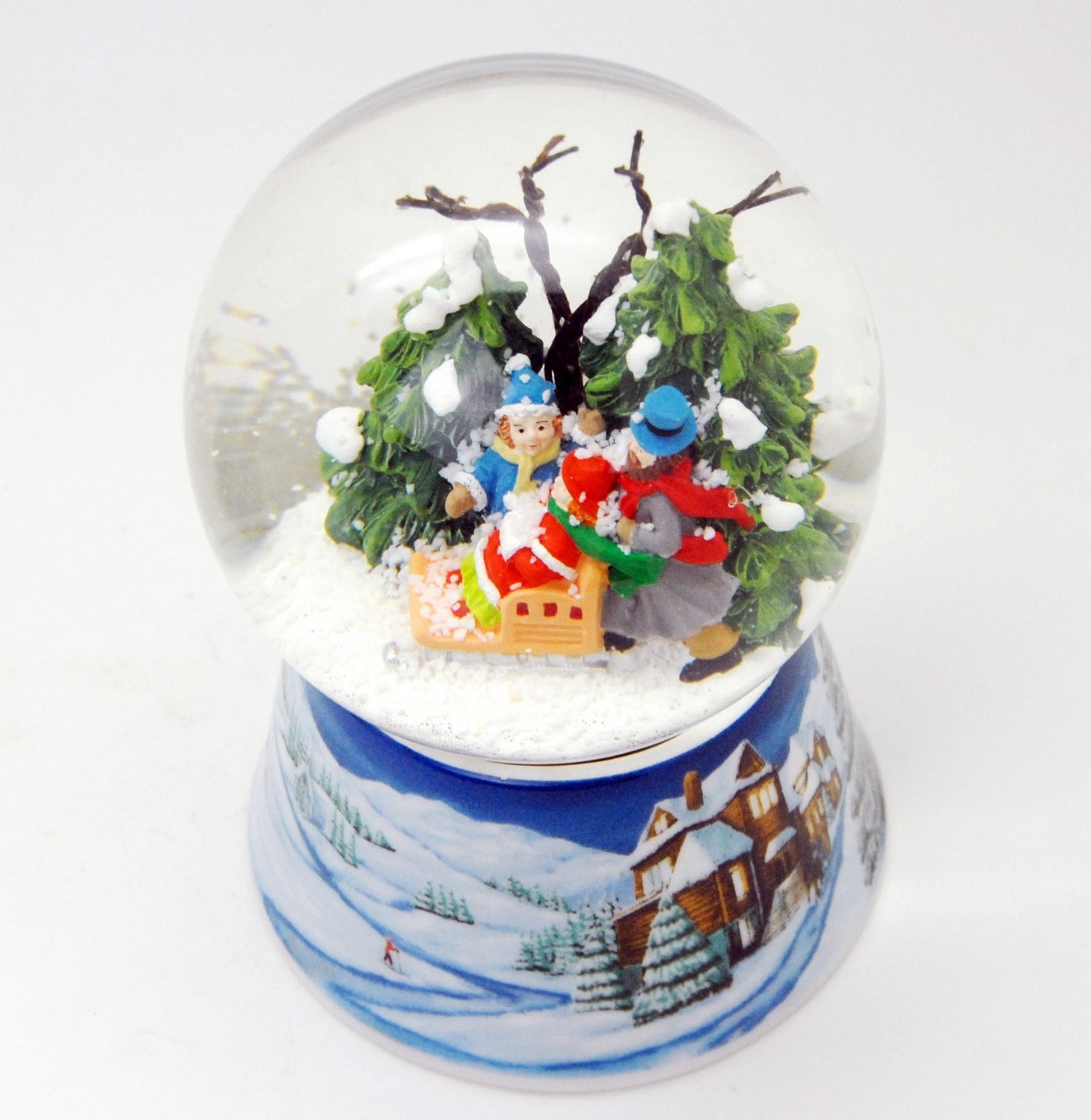 Schneekugel Familienspaziergang Winterwald auf Sockel Winterlandschaft mittelblau mit Spieluhr 10 cm Durchmesser - Schneekugelhaus