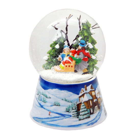 Schneekugel Familienspaziergang Winterwald auf Sockel Winterlandschaft mittelblau mit Spieluhr 10 cm Durchmesser - Schneekugelhaus