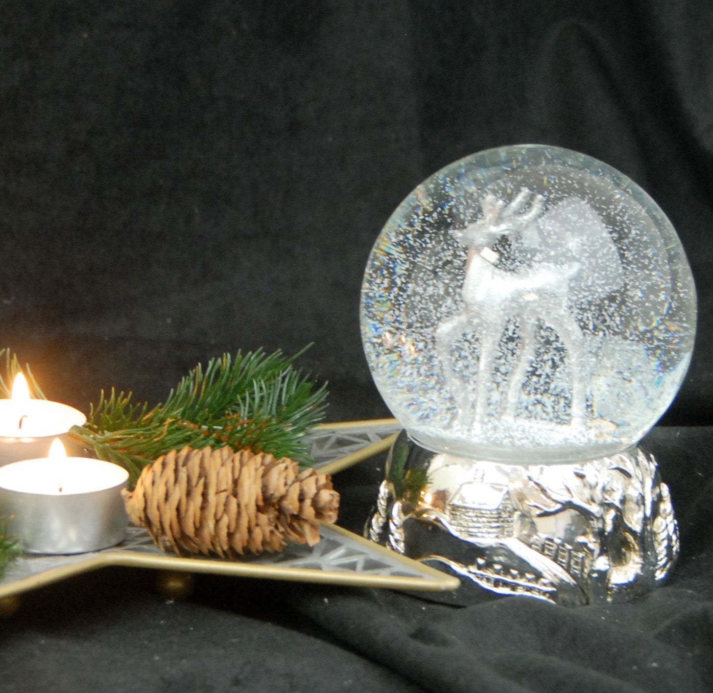 Schneekugel Hirsch silber mit Landschaft Silber-Sockel groß mit Spieluhr White Christmas - Schneekugelhaus