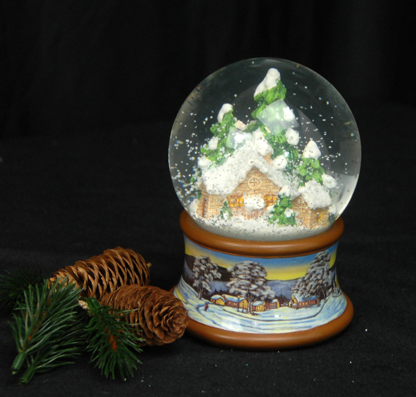 Schneekugel Hüttenzauber Berghütte im Winterwald auf Sockel Winterlandschaft braun mit Spieluhr 10 cm Durchmesser - Schneekugelhaus