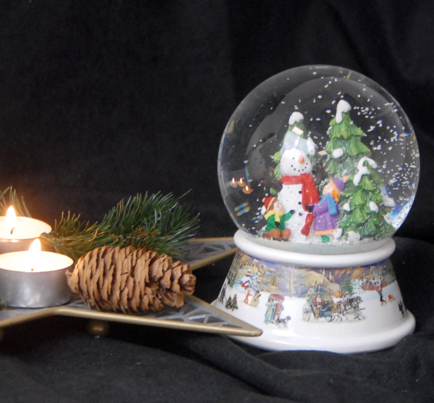 Schneekugel Kinder bauen Schneemann auf Sockel nostalgische Schneelandschaft mit Spieluhr - Schneekugelhaus