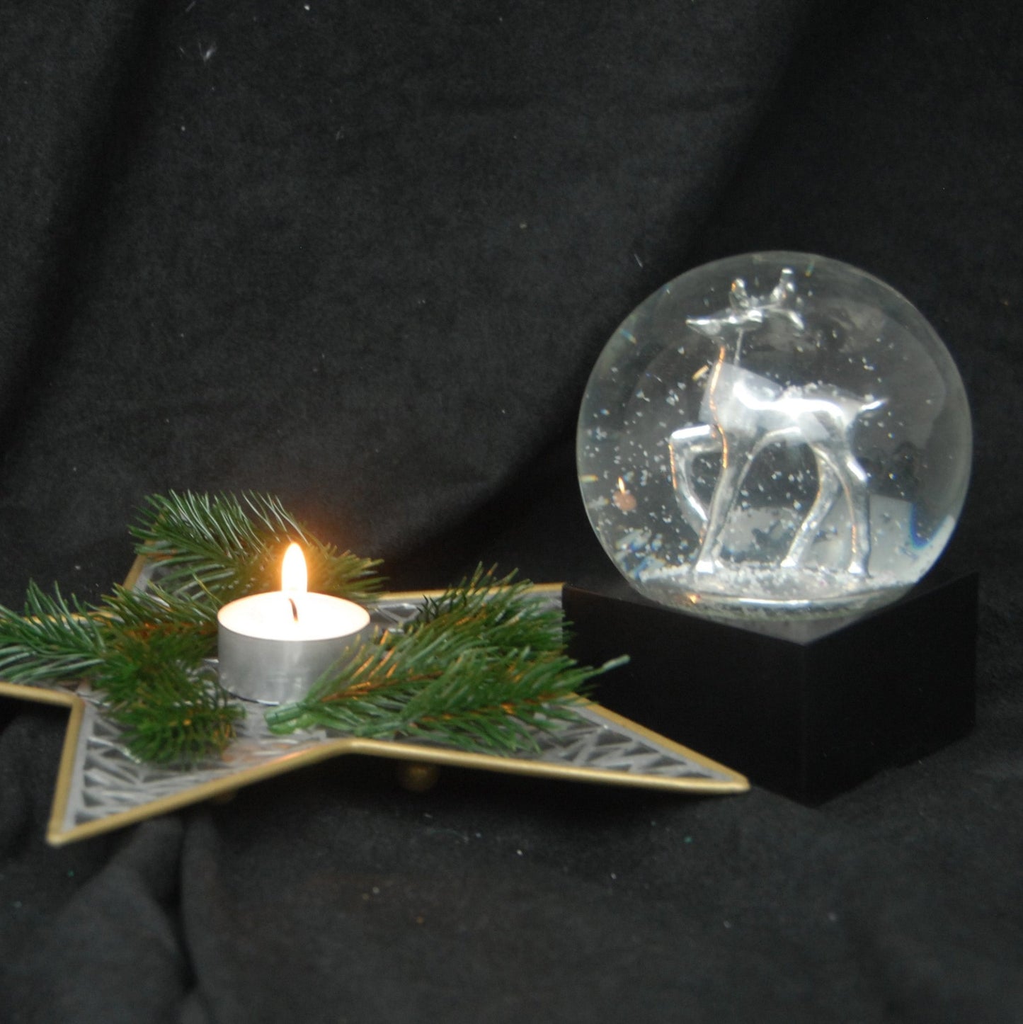 Schneekugel Reh silber auf Sockel schwarz eckig "PURE-Line" 10 cm Durchmesser - Schneekugelhaus