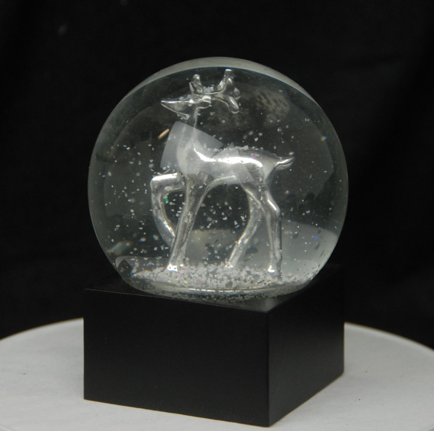 Schneekugel Reh silber auf Sockel schwarz eckig "PURE-Line" 10 cm Durchmesser - Schneekugelhaus