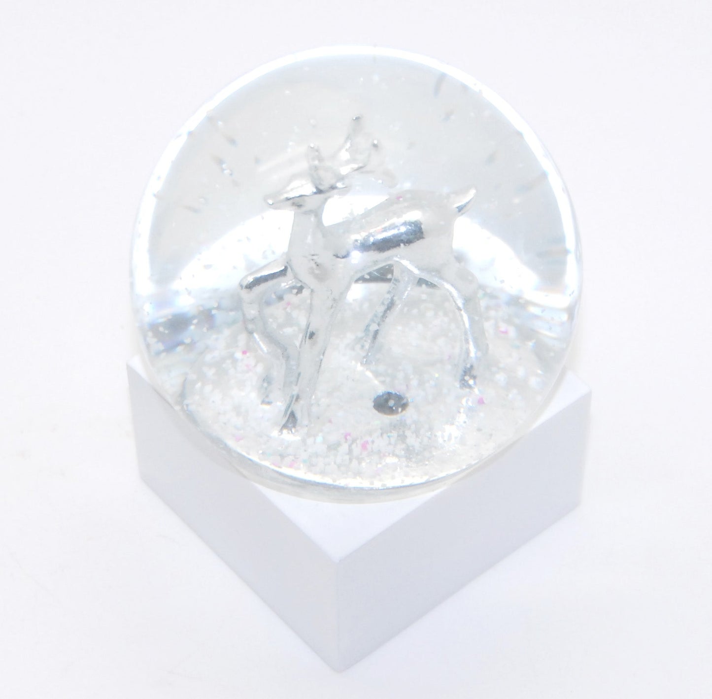 Schneekugel Reh silber auf Sockel weiß eckig "PURE-Line" 10 cm Durchmesser - Schneekugelhaus