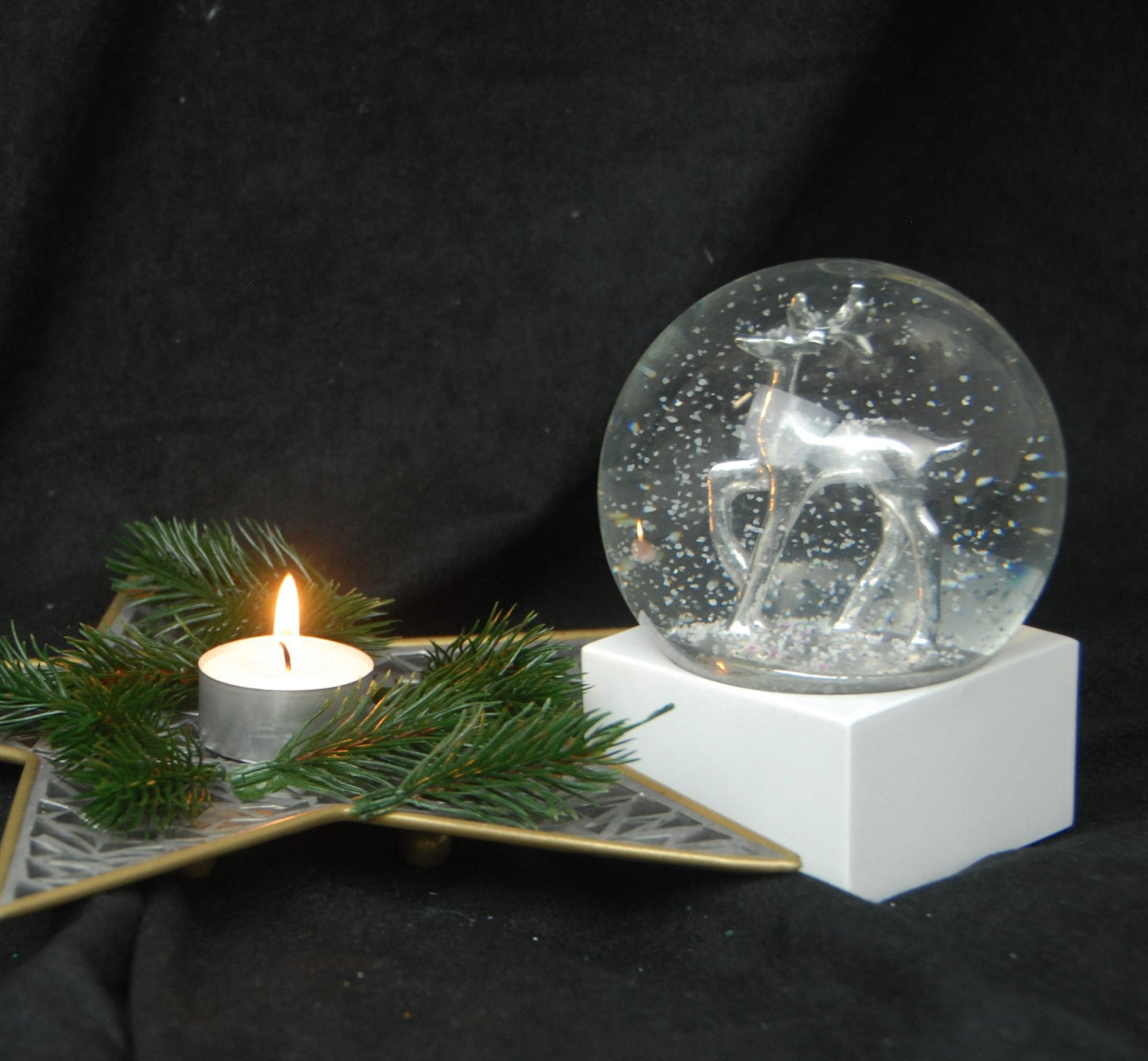 Schneekugel Reh silber auf Sockel weiß eckig "PURE-Line" 10 cm Durchmesser - Schneekugelhaus