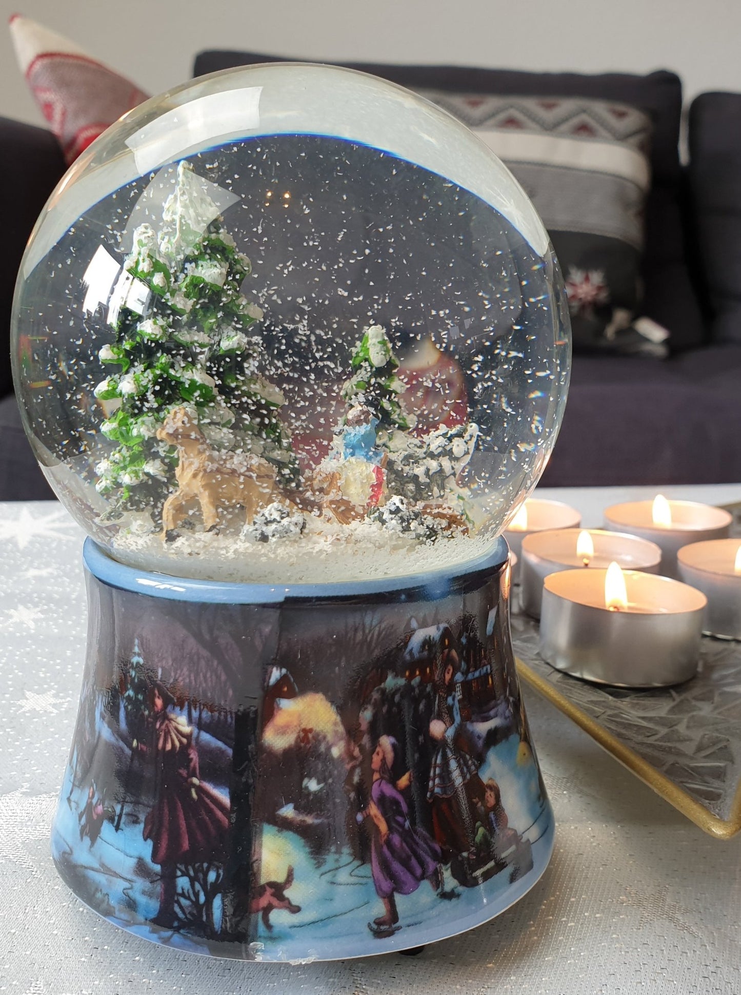 Schneekugel Romantische Kutschfahrt mit Spieluhr 10 cm Durchmesser - Schneekugelhaus