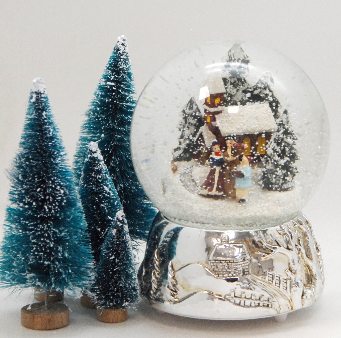 Schneekugel Romantischer Winterspaziergang auf Silber Sockel mit Spieluhr Jingle Bells 10 cm Durchmesser - Schneekugelhaus