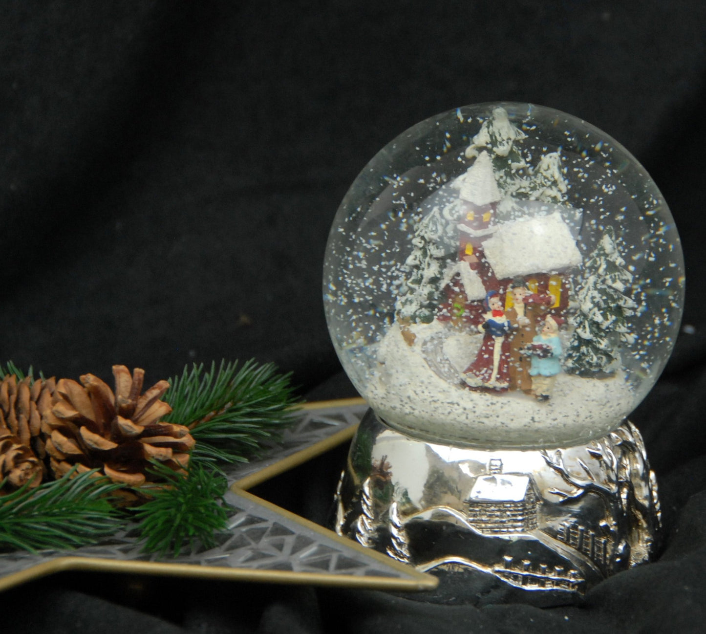Schneekugel Romantischer Winterspaziergang auf Silber Sockel mit Spieluhr Jingle Bells 10 cm Durchmesser - Schneekugelhaus