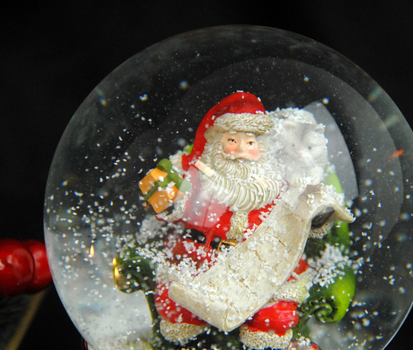 Schneekugel Santa rot Geschenkeliste auf Sockel silber rund geschwungen 10 cm Durchmesser - Schneekugelhaus