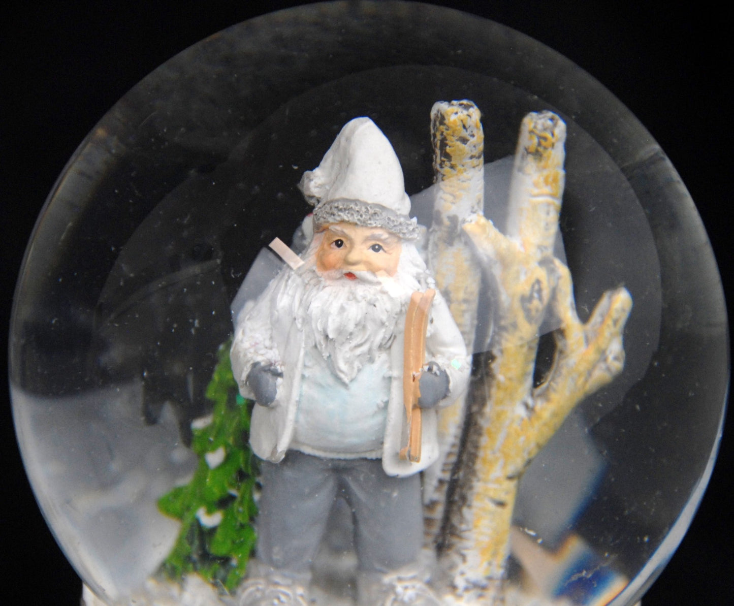 Schneekugel Santa weiß im Winterwald auf Holzsockel "Country-Line" 10 cm Durchmesser - Schneekugelhaus