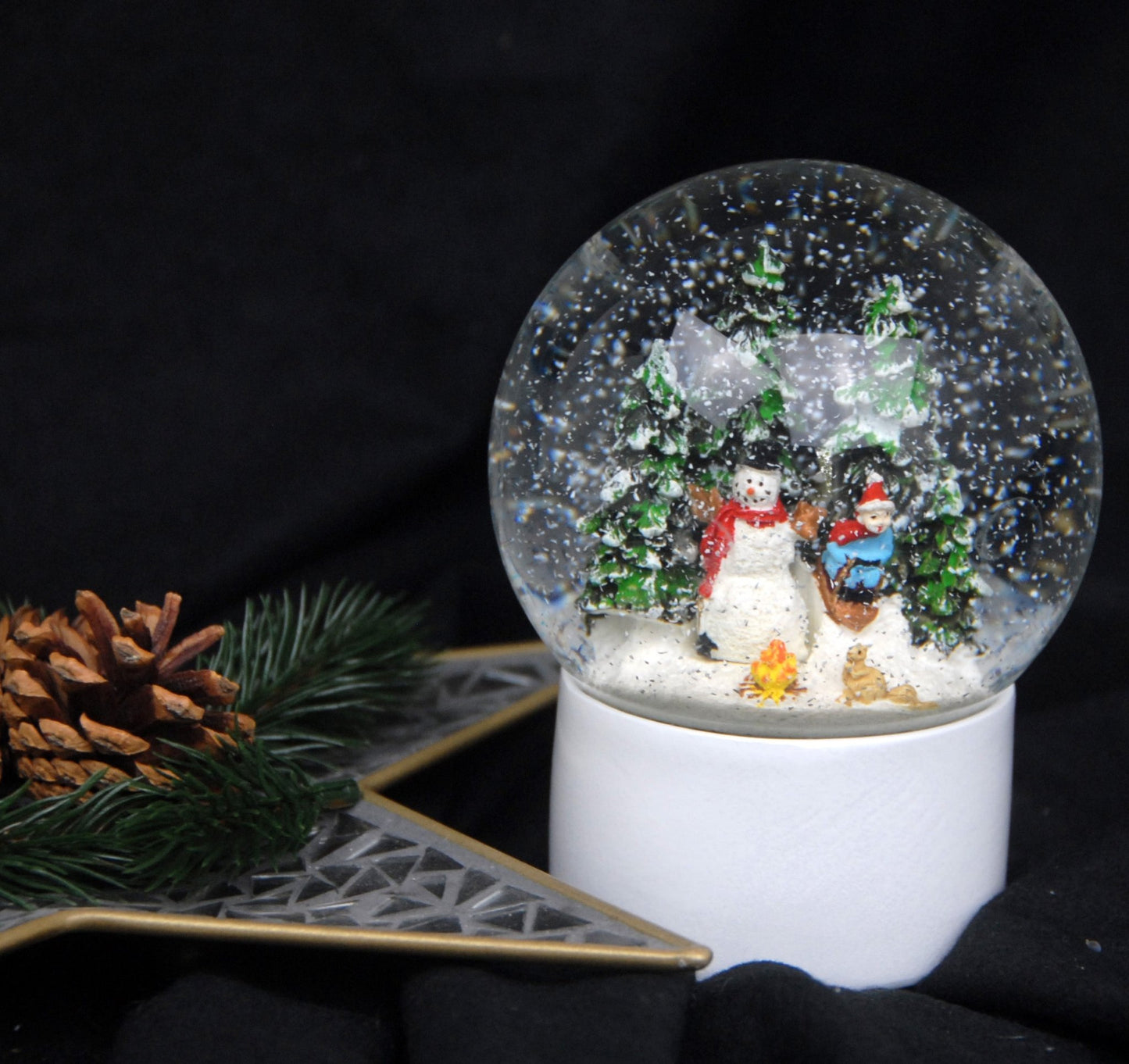Schneekugel Schneemann auf Sockel weiß rund "PURE-Line" 10 cm Durchmesser - Schneekugelhaus