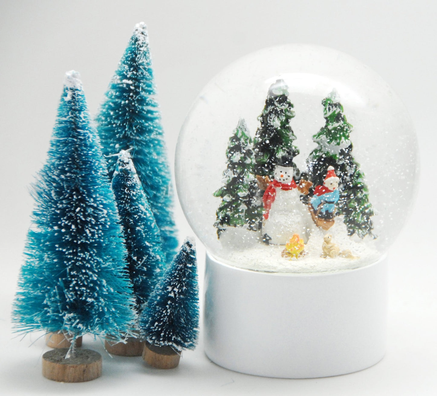 Schneekugel Schneemann auf Sockel weiß rund "PURE-Line" 10 cm Durchmesser - Schneekugelhaus