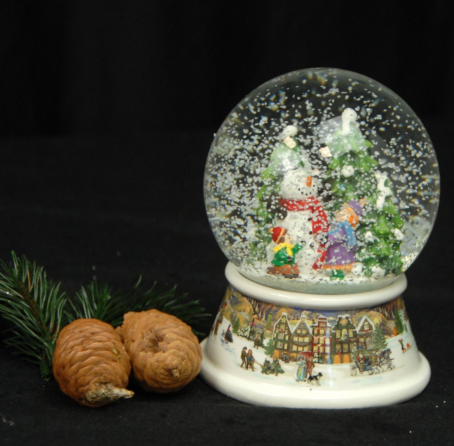 Schneekugel Schneemann mit Kindern auf Sockel nostalgische Häuserlandschaft mit Spieluhr 10 cm Durchmesser - Schneekugelhaus