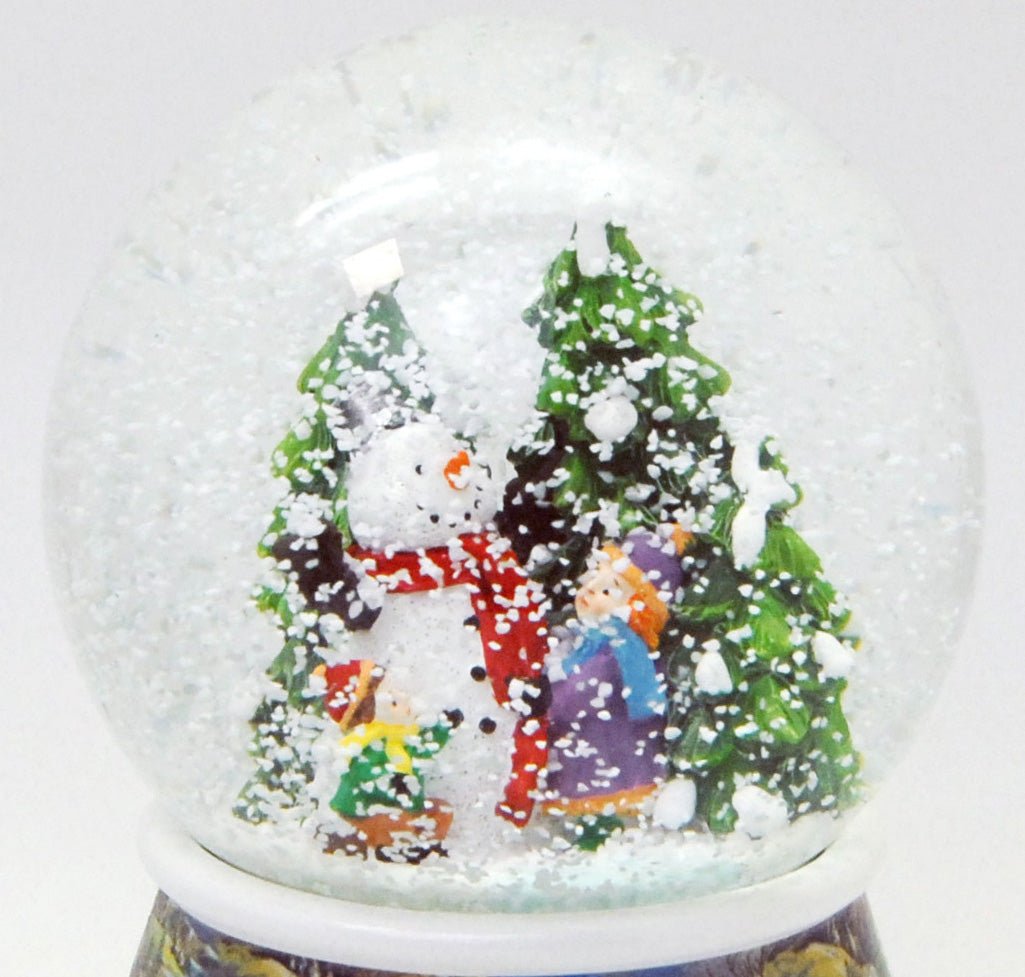 Schneekugel Schneemann mit Kindern auf Sockel nostalgische Häuserlandschaft mit Spieluhr 10 cm Durchmesser - Schneekugelhaus