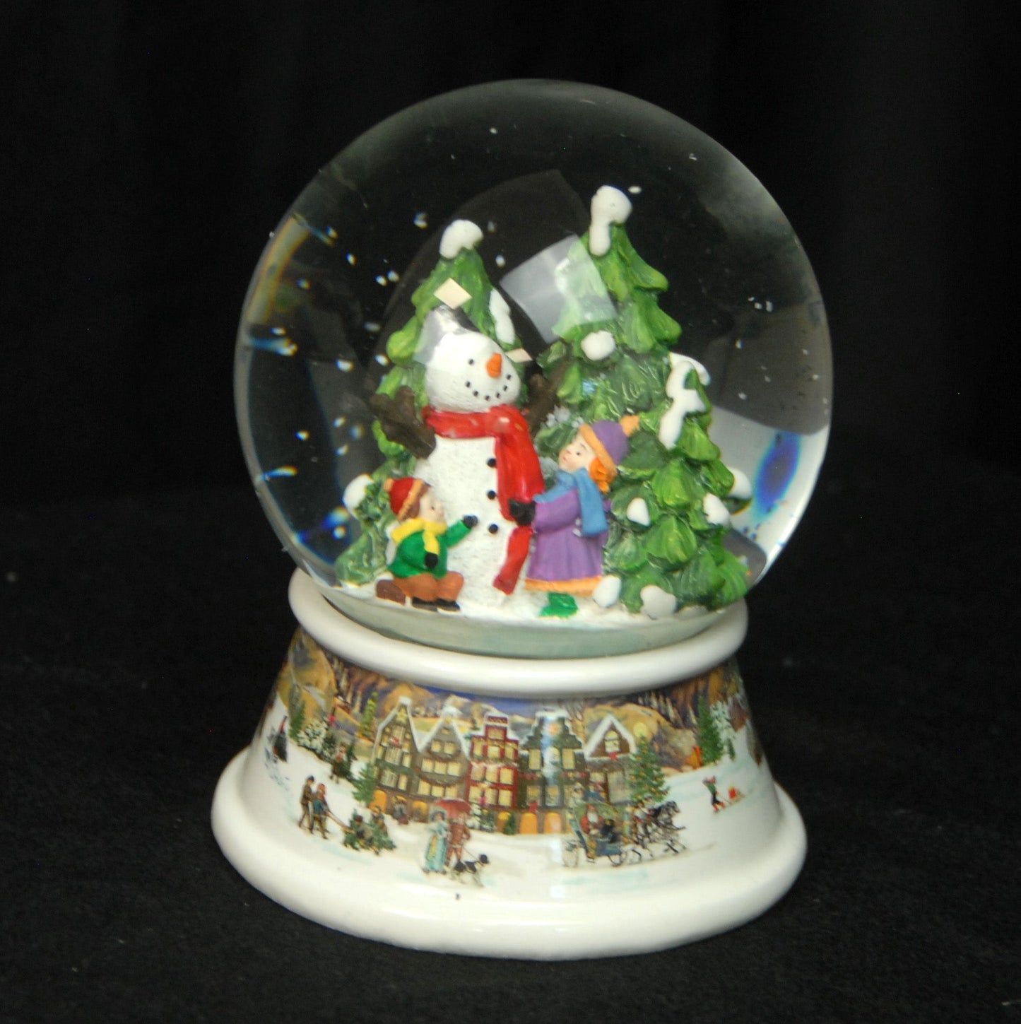 Schneekugel Schneemann mit Kindern auf Sockel nostalgische Häuserlandschaft mit Spieluhr 10 cm Durchmesser - Schneekugelhaus