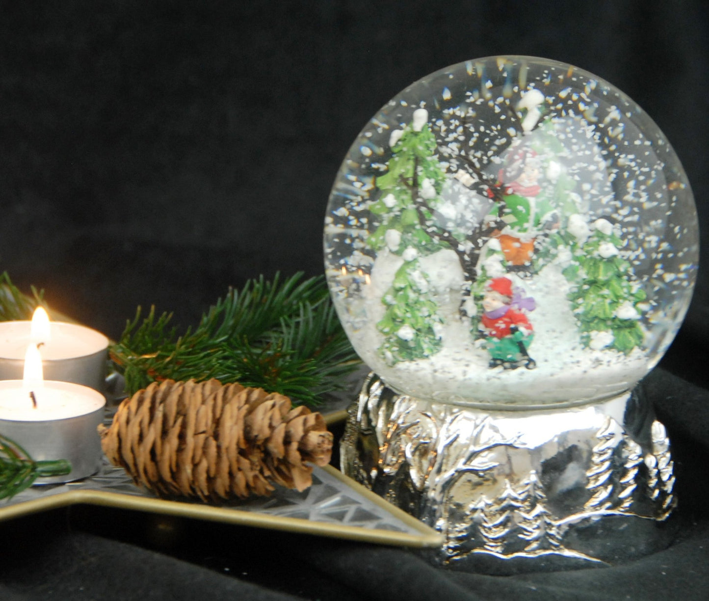 Schneekugel Skifahrer auf Silber Sockel Landschaft mit Spieluhr Stille Nacht, Heilige Nacht - Schneekugelhaus