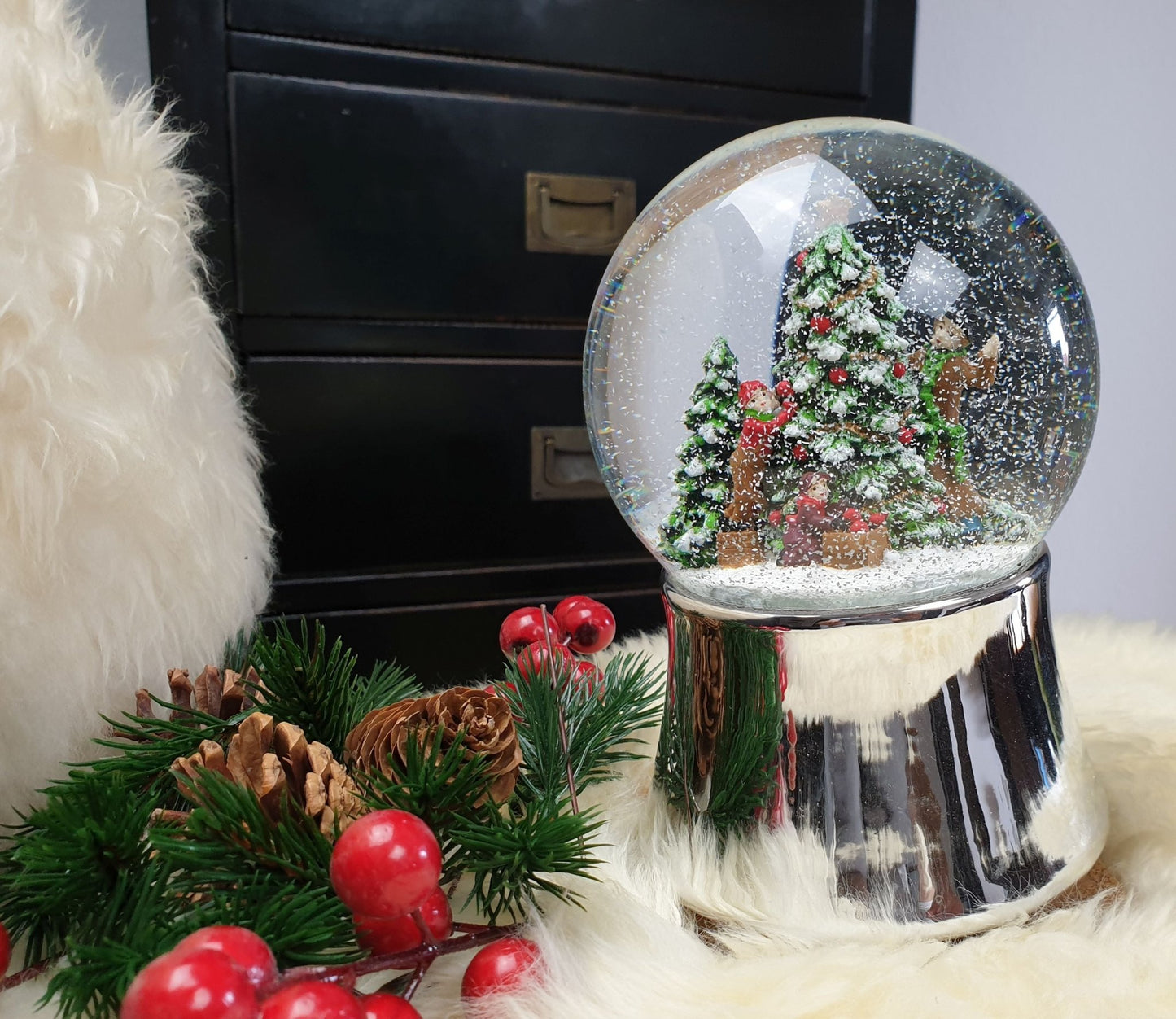 Schneekugel Tannenbaum schmücken auf silber Sockel mit Spieluhr 10 cm Durchmesser - Schneekugelhaus