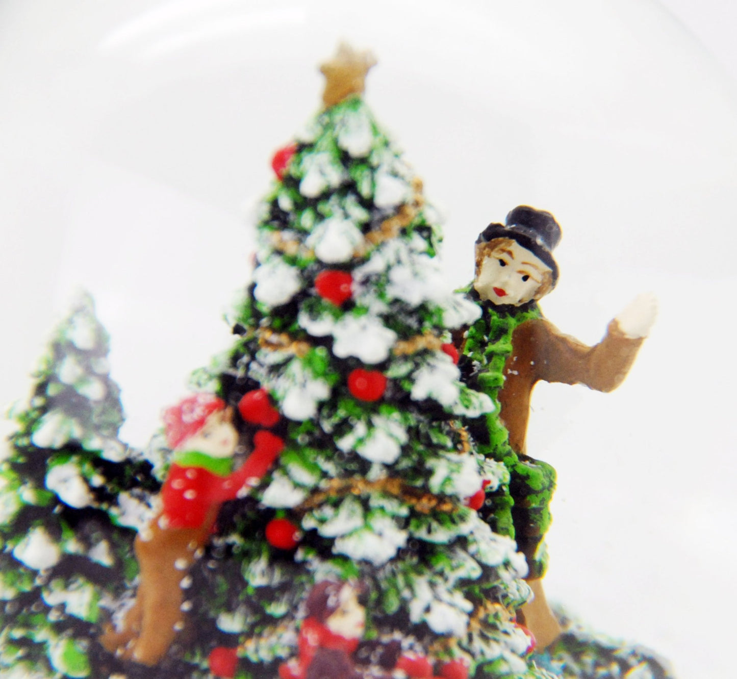 Schneekugel Tannenbaum schmücken auf silber Sockel mit Spieluhr 10 cm Durchmesser - Schneekugelhaus