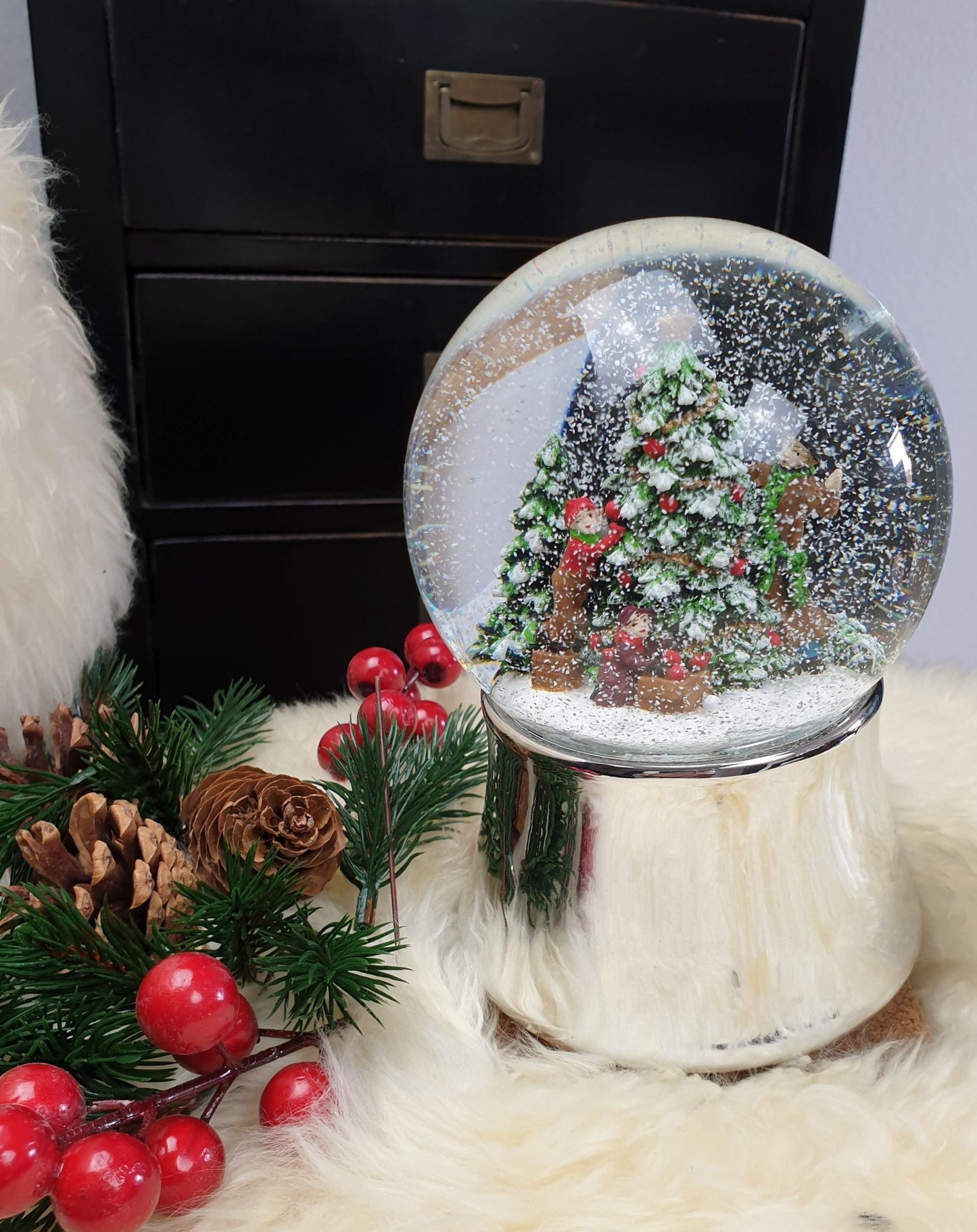 Schneekugel Tannenbaum schmücken auf silber Sockel mit Spieluhr 10 cm Durchmesser - Schneekugelhaus
