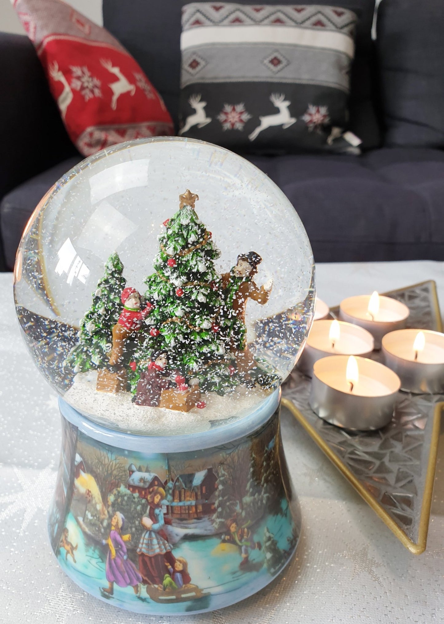 Schneekugel Tannenbaum schmücken auf Sockel Weihnachtsmarkt mit Spieluhr Jingle Bells 10 cm Durchmesser - Schneekugelhaus