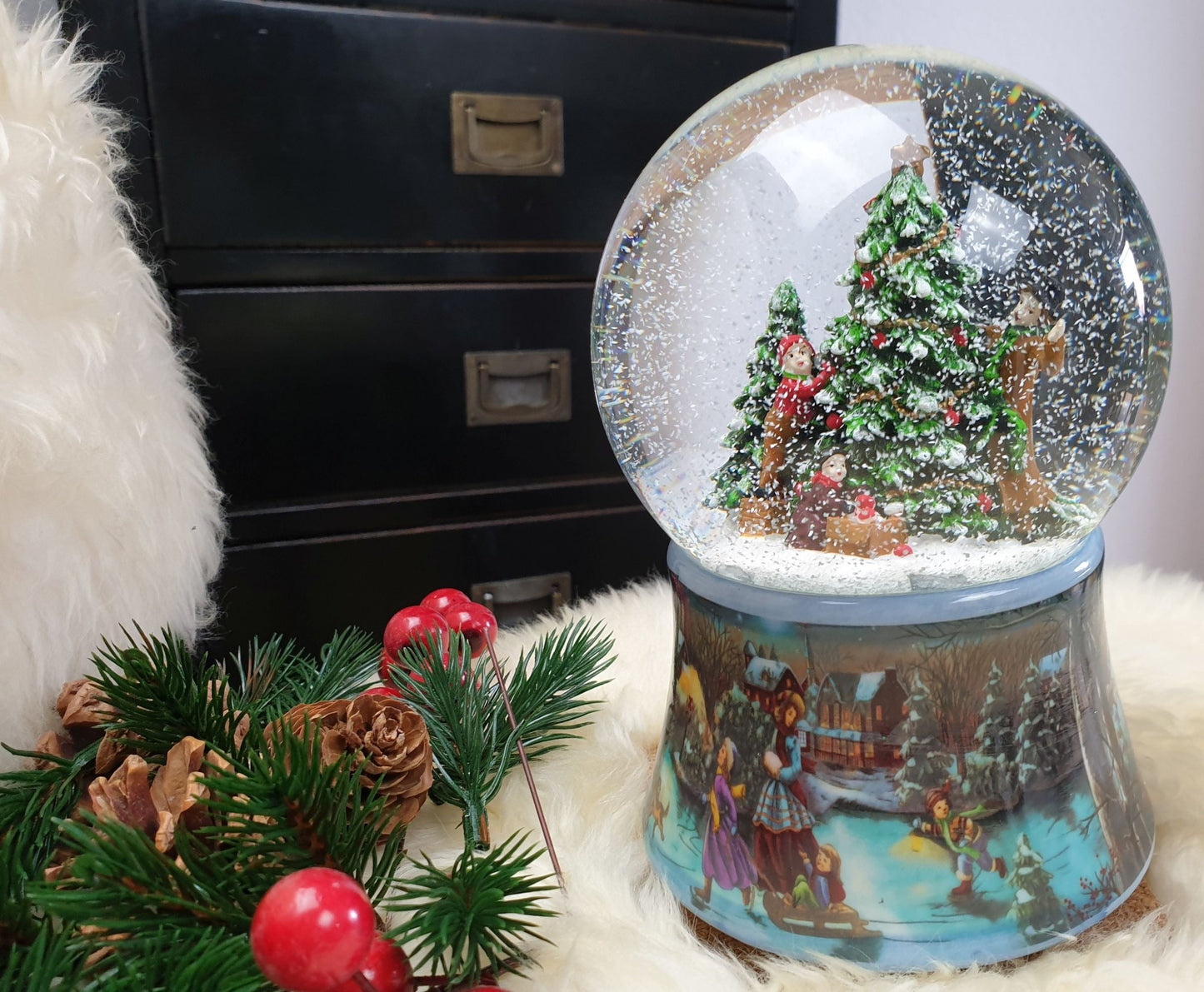 Schneekugel Tannenbaum schmücken auf Sockel Weihnachtsmarkt mit Spieluhr Jingle Bells 10 cm Durchmesser - Schneekugelhaus