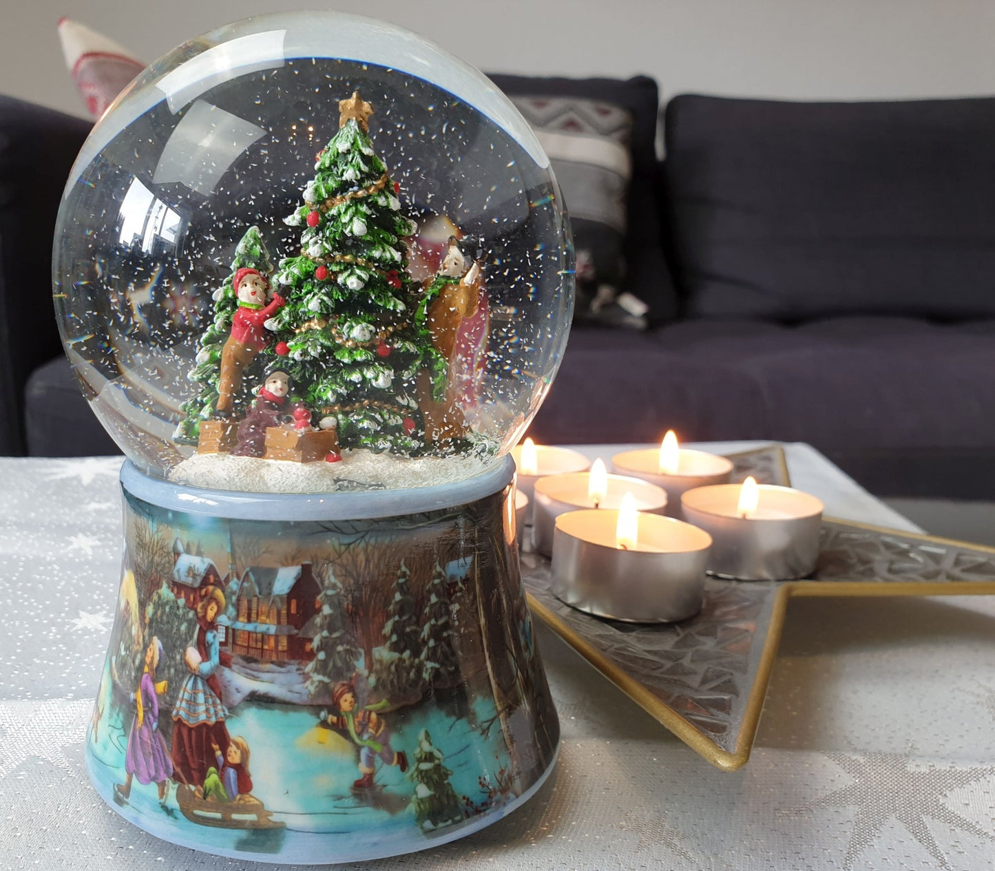 Schneekugel Tannenbaum schmücken auf Sockel Weihnachtsmarkt mit Spieluhr Jingle Bells 10 cm Durchmesser - Schneekugelhaus